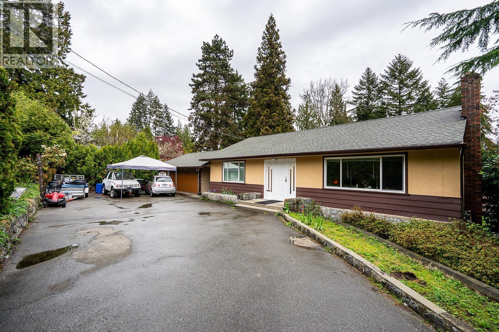 1440 Mountain Highway, North Vancouver, British Columbia  V7J 2M3 - Photo 2 - R3113463