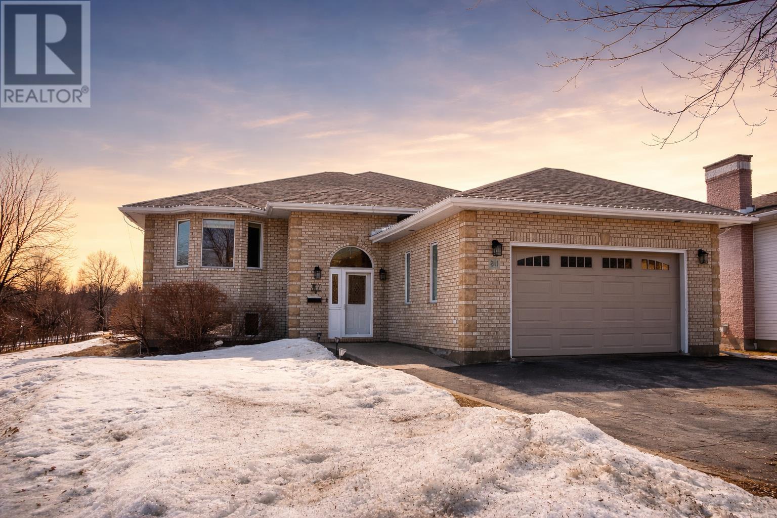 211 Linden CT, Thunder Bay, Ontario