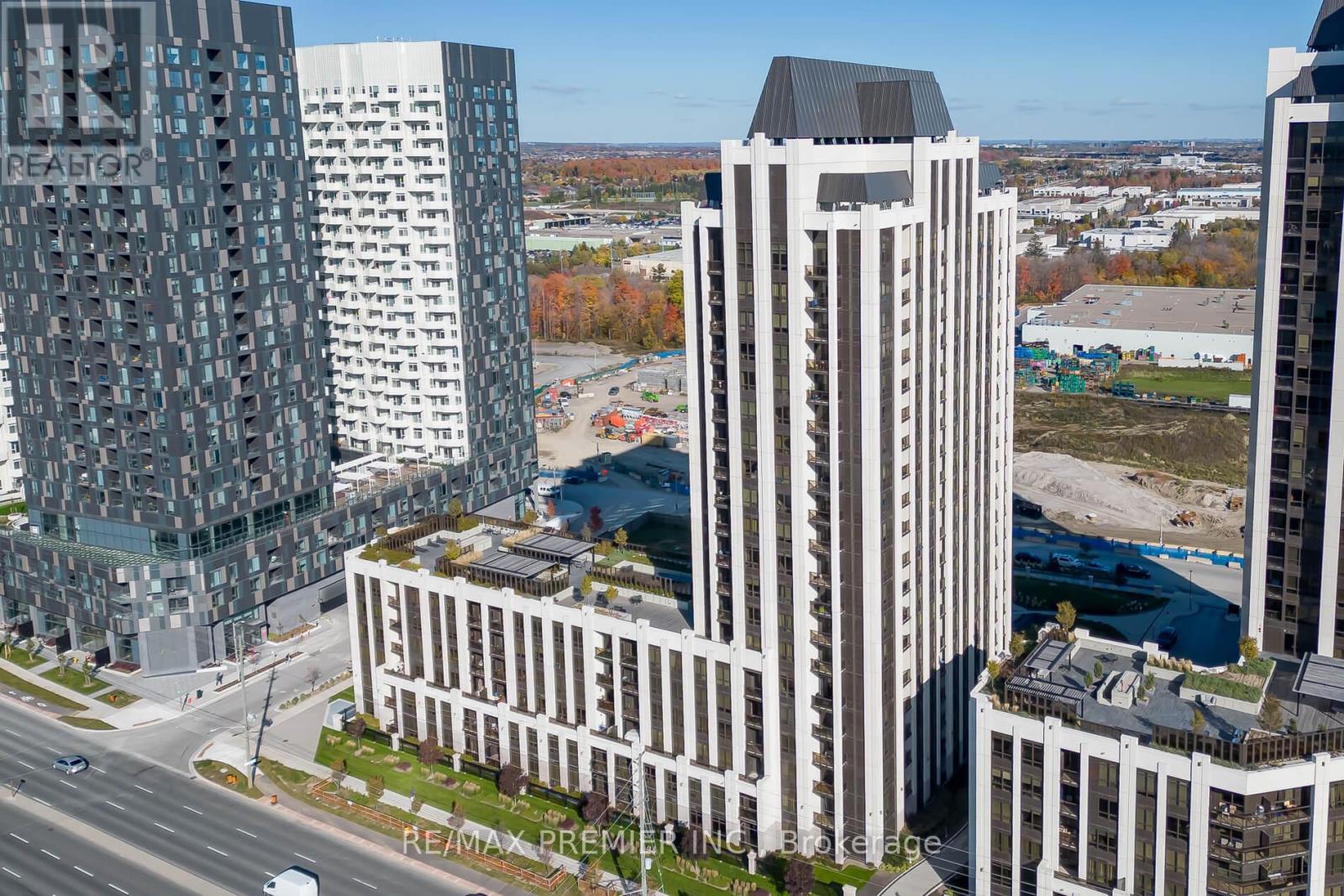 909 - 9085 Jane Street, Vaughan, Ontario  L4K 0L8 - Photo 2 - N12921960