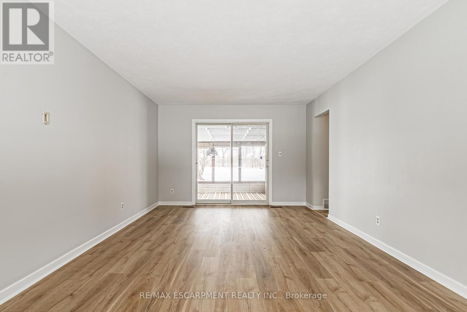 646 Alder Street W, Haldimand, Ontario  N1A 1S5 - Photo 4 - X12798032