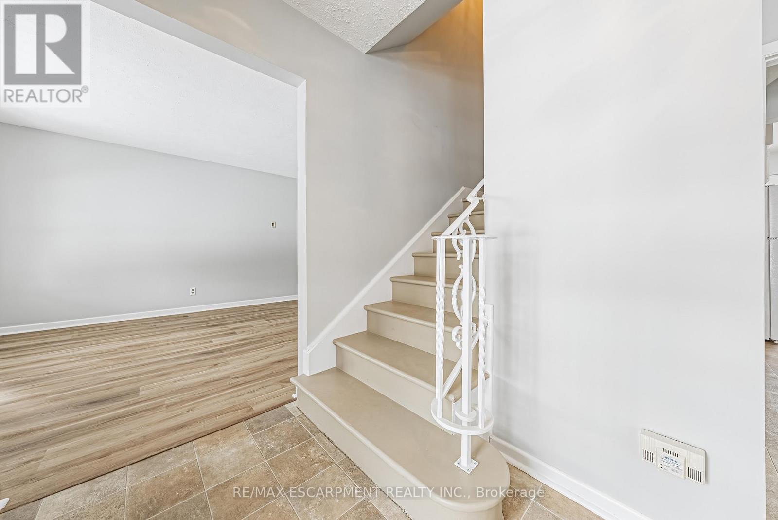 646 Alder Street W, Haldimand, Ontario  N1A 1S5 - Photo 11 - X12798032