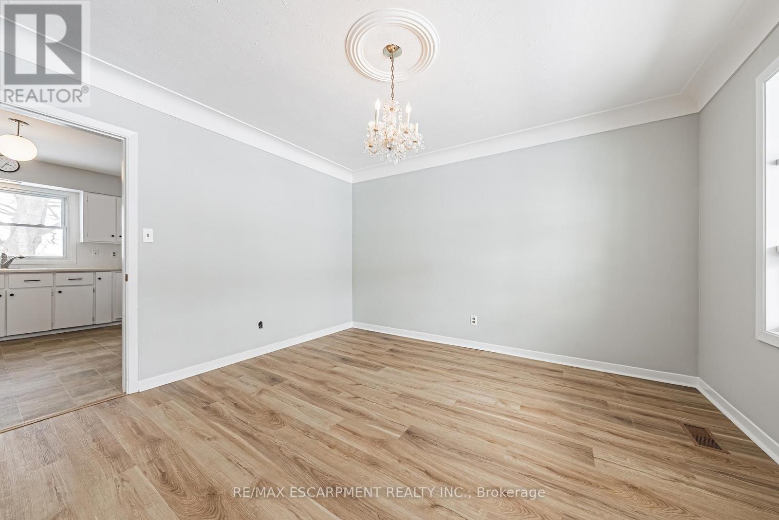 646 Alder Street W, Haldimand, Ontario  N1A 1S5 - Photo 8 - X12798032