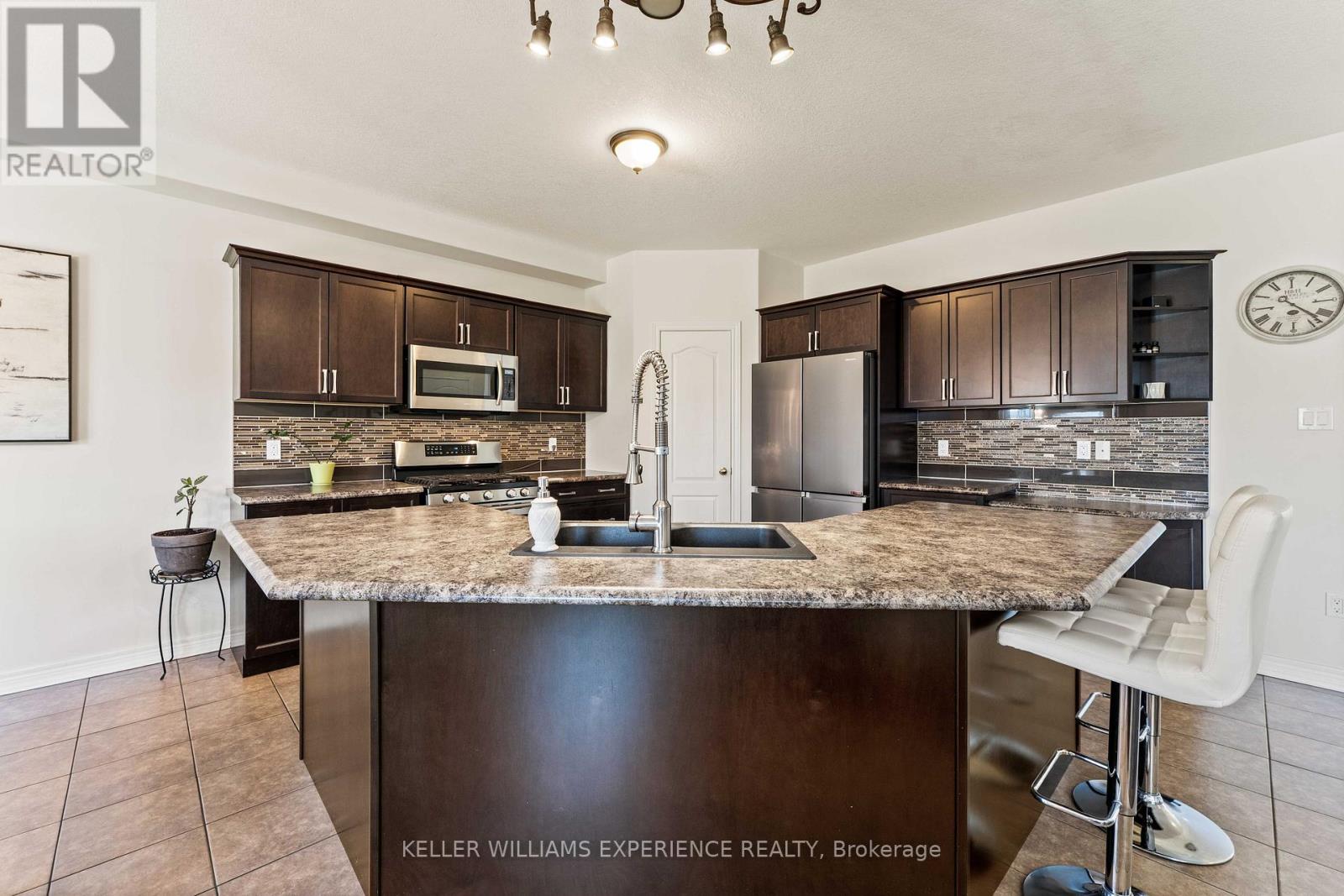 154 Arnold Crescent, Essa, Ontario  L3W 0R1 - Photo 8 - N13022246