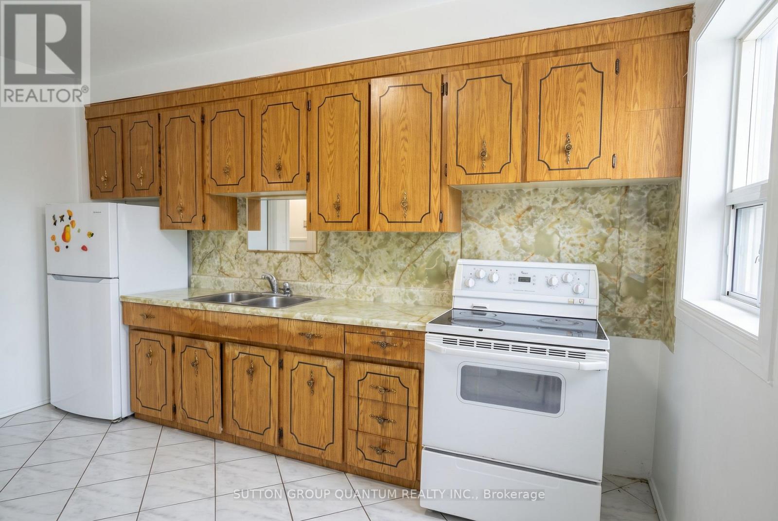 28 Silver Avenue, Toronto, Ontario  M6R 1X8 - Photo 4 - W13022018