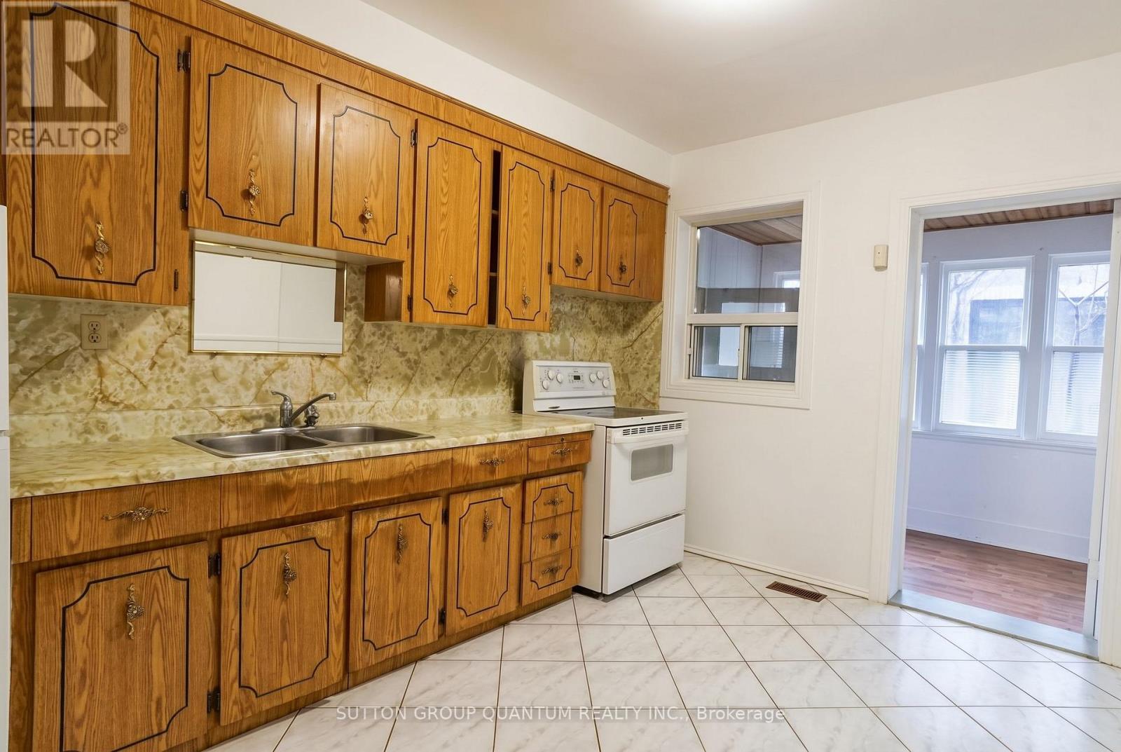 28 Silver Avenue, Toronto, Ontario  M6R 1X8 - Photo 5 - W13022018