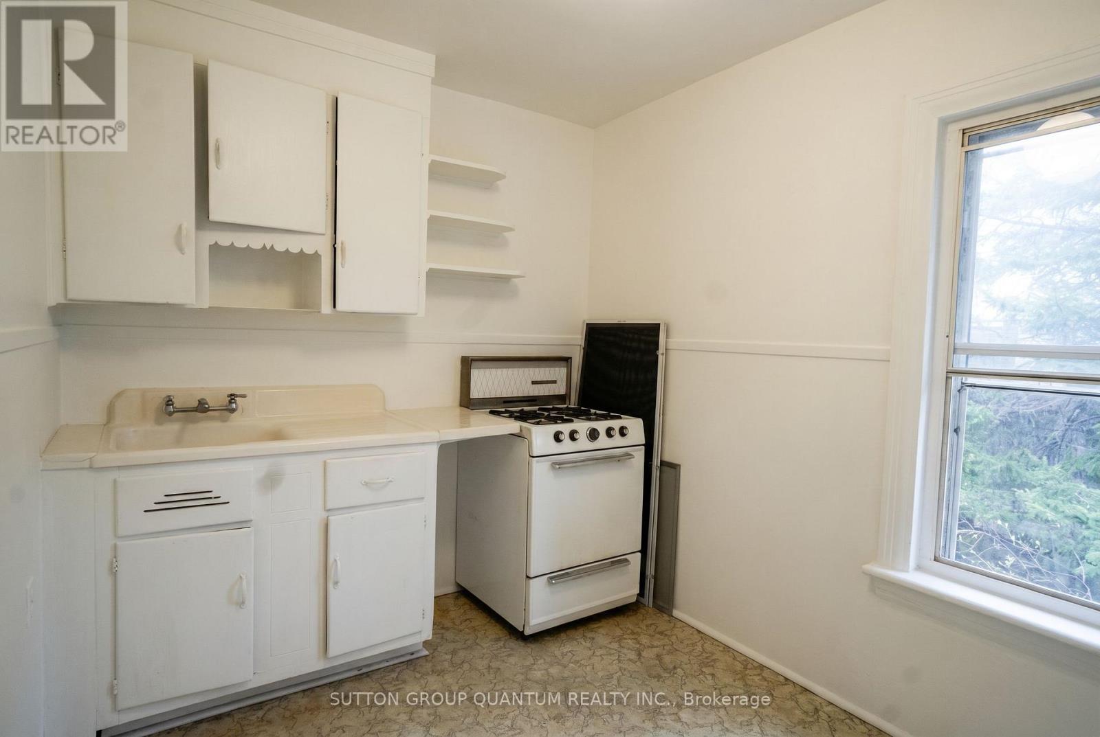 28 Silver Avenue, Toronto, Ontario  M6R 1X8 - Photo 7 - W13022018