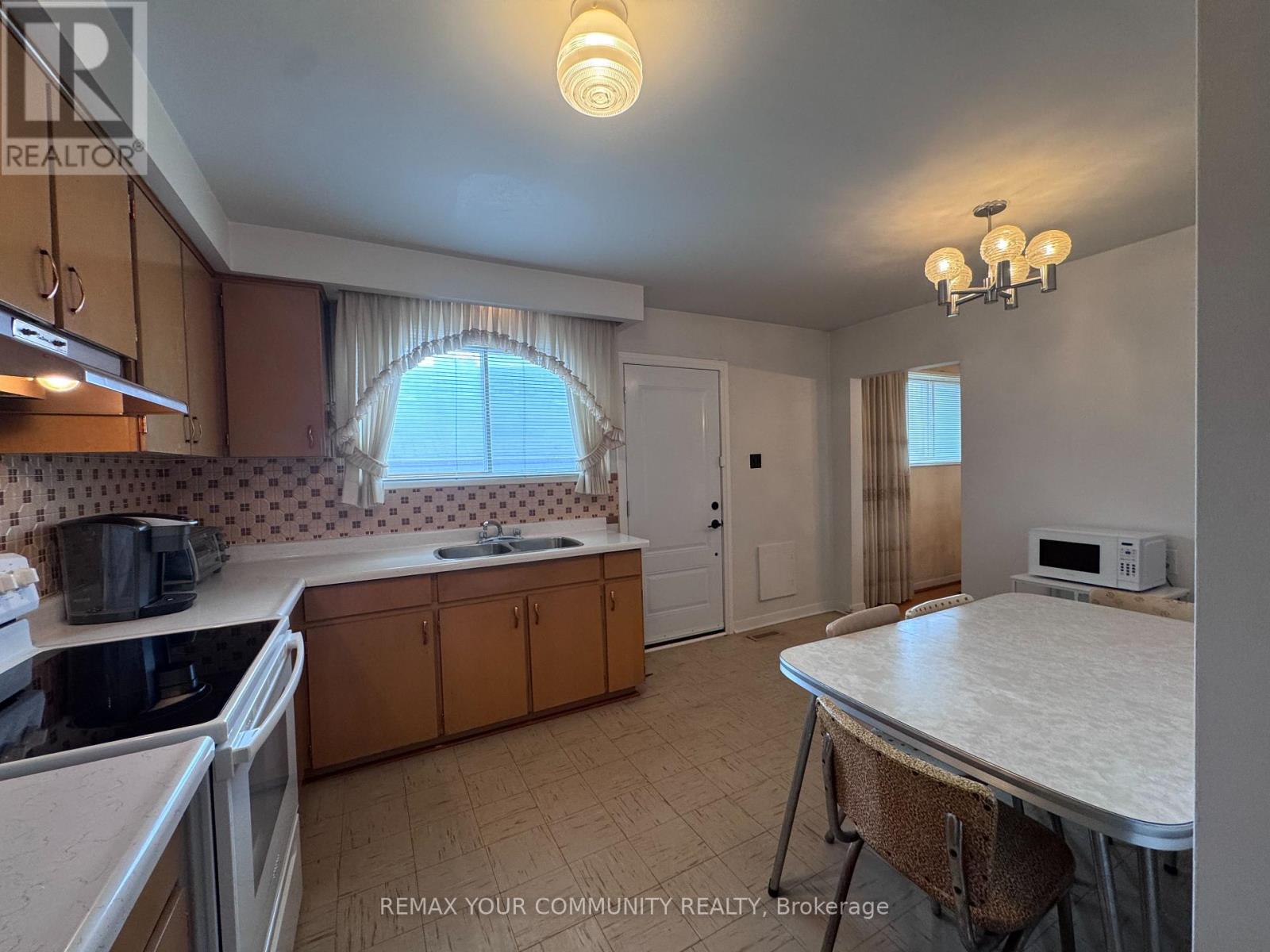 Upper - 300 Driftwood Avenue, Toronto, Ontario  M3N 2P1 - Photo 12 - W13022110