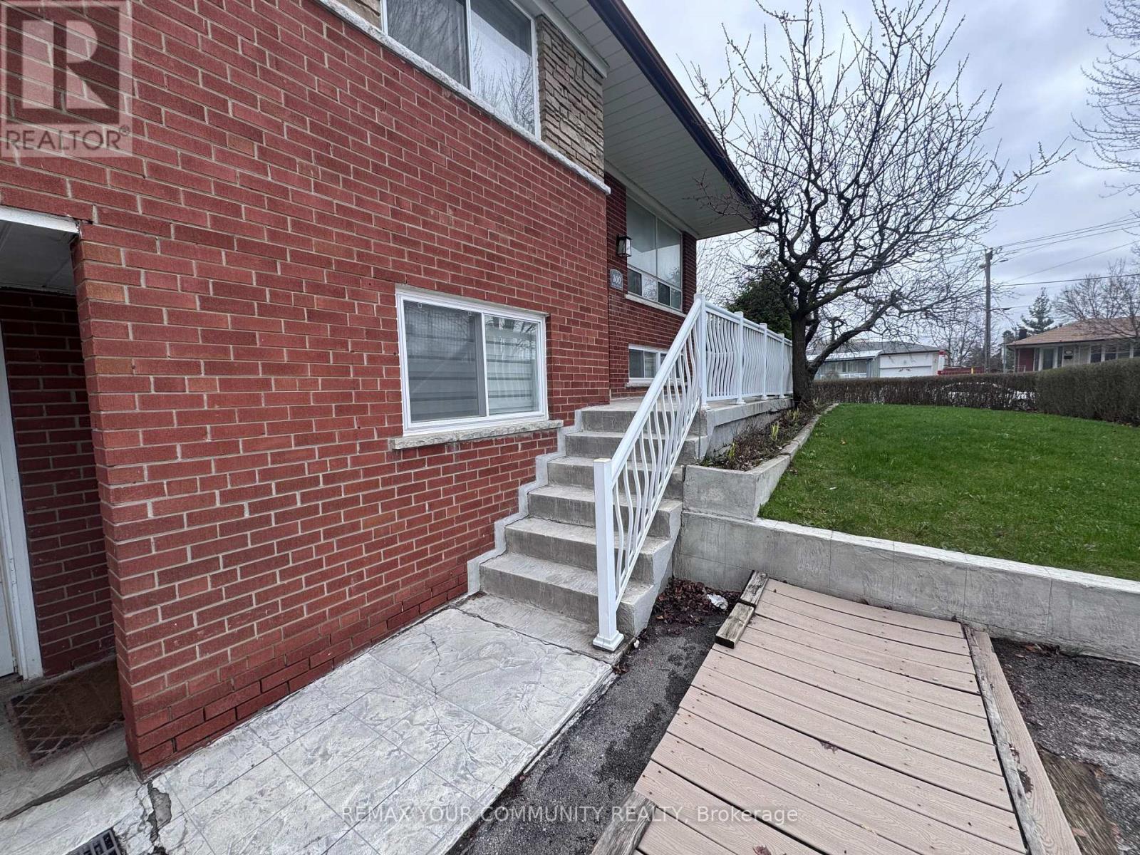 Upper - 300 Driftwood Avenue, Toronto, Ontario  M3N 2P1 - Photo 2 - W13022110