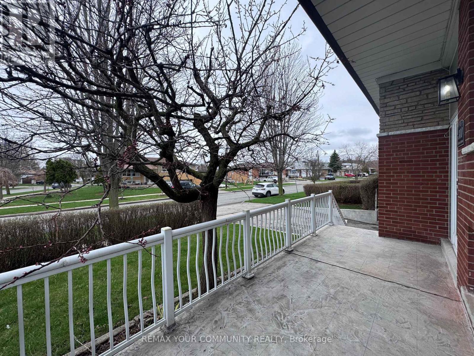 Upper - 300 Driftwood Avenue, Toronto, Ontario  M3N 2P1 - Photo 4 - W13022110