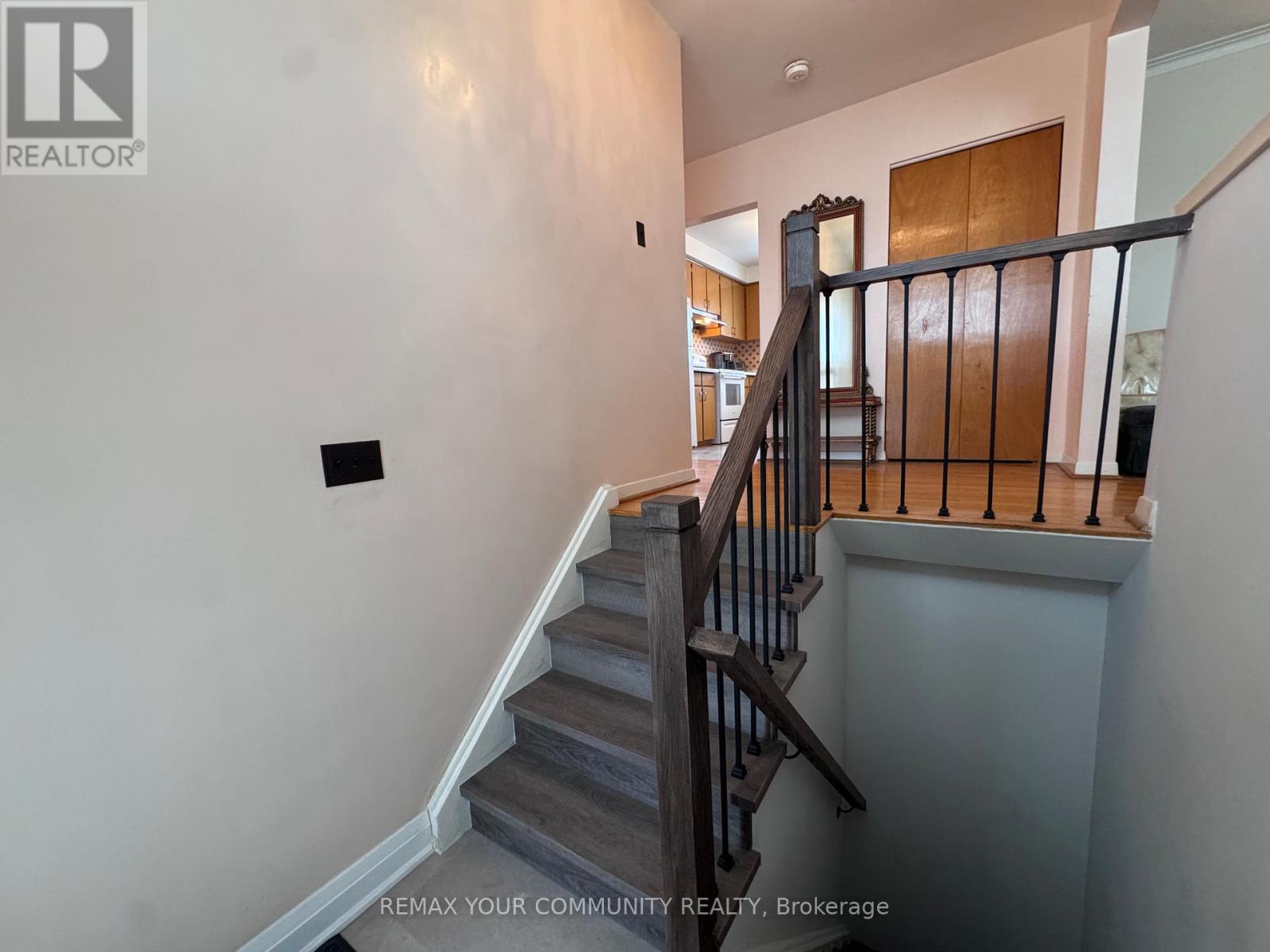 Upper - 300 Driftwood Avenue, Toronto, Ontario  M3N 2P1 - Photo 5 - W13022110