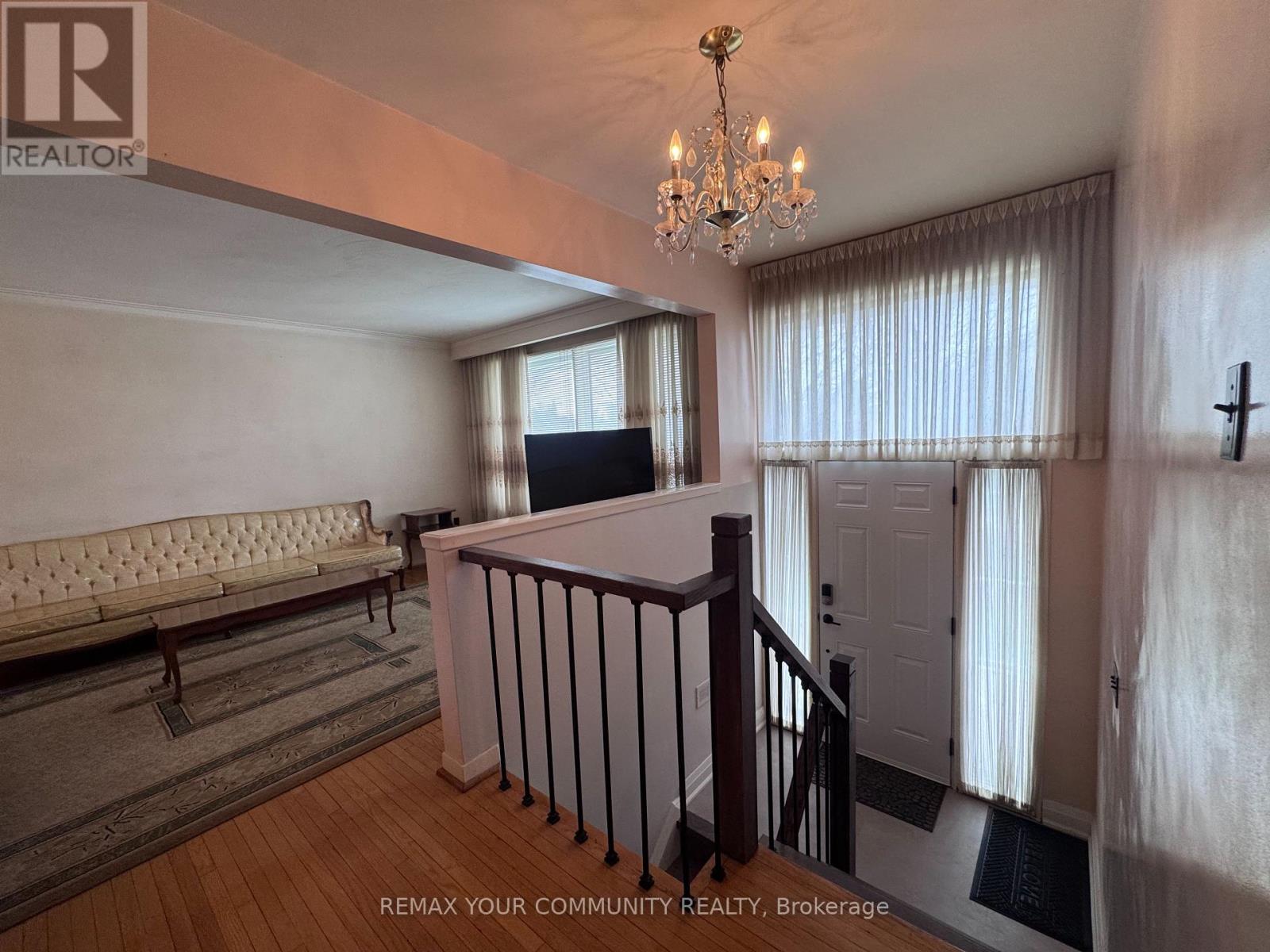 Upper - 300 Driftwood Avenue, Toronto, Ontario  M3N 2P1 - Photo 6 - W13022110