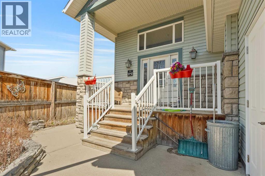 50 Thyrza Burkitt Place N, Lethbridge, Alberta  T1H 5M5 - Photo 2 - A2301459