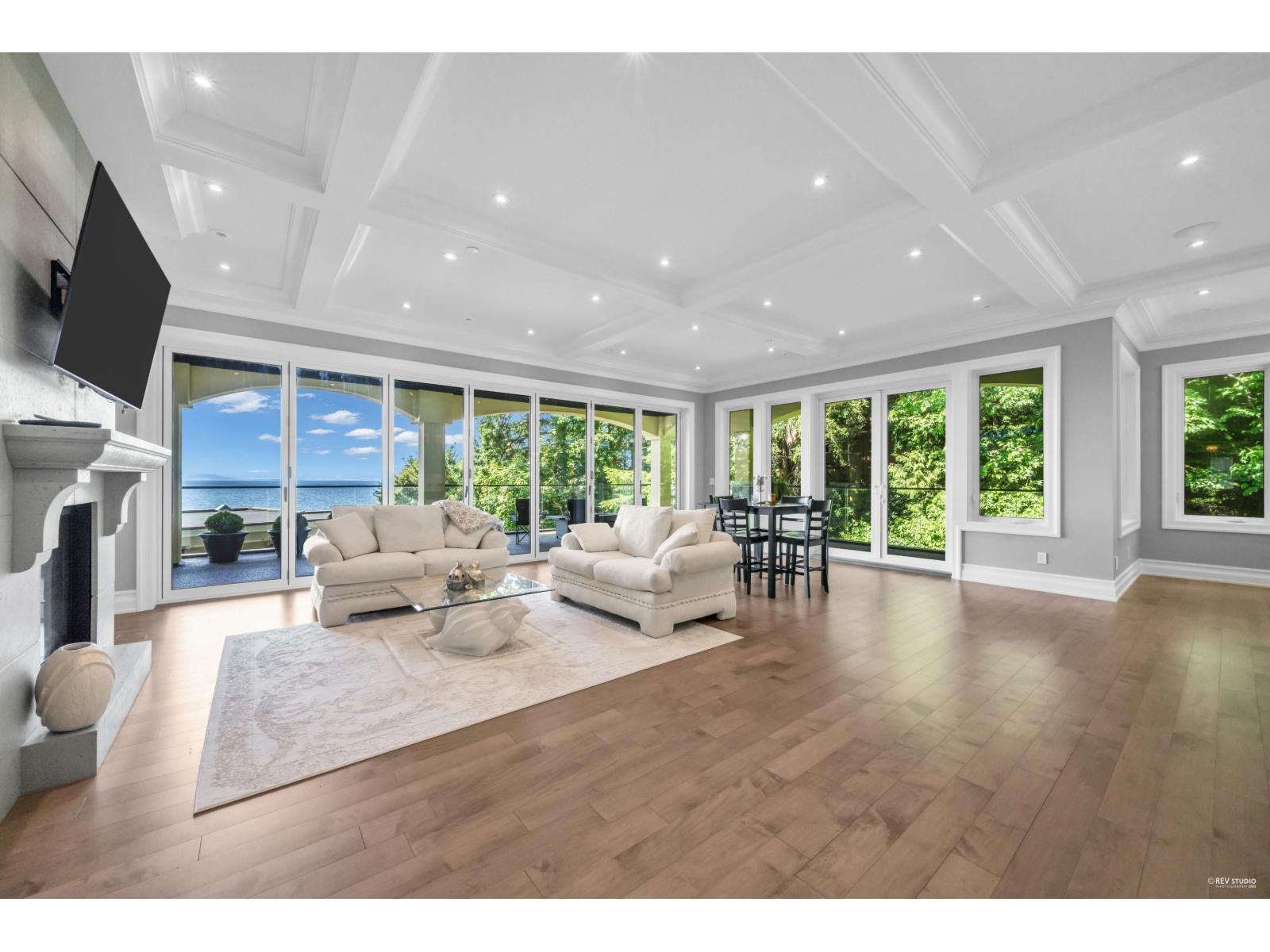 1349 Anderson Street, White Rock, British Columbia  V4B 3P4 - Photo 2 - R3113646