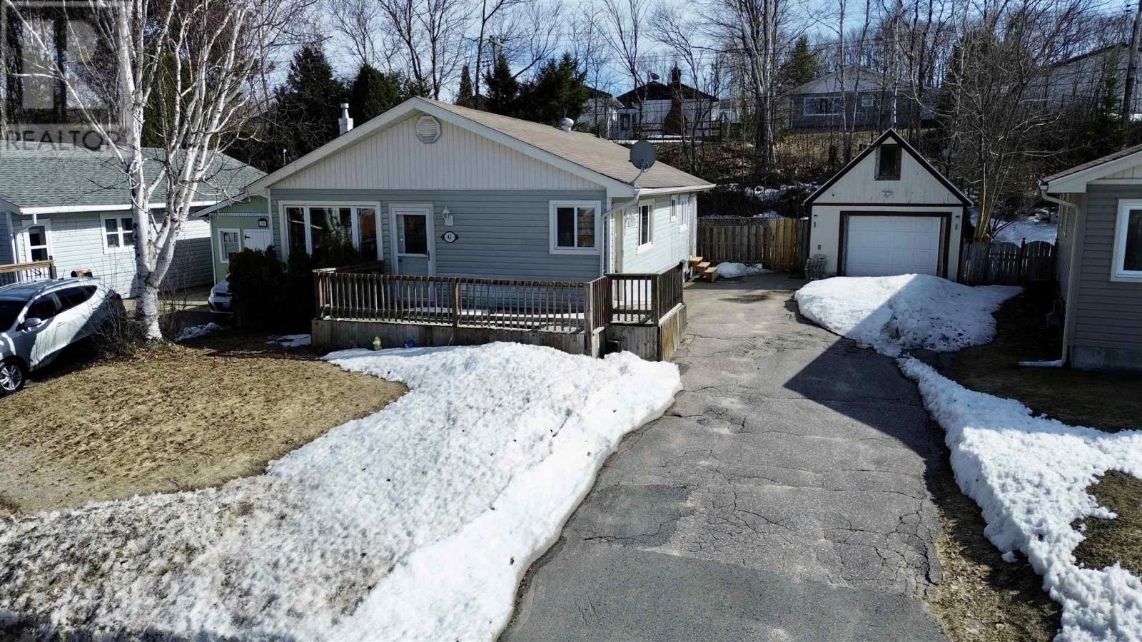 41 Robertson Rd, Elliot Lake, Ontario  P5A 1C9 - Photo 2 - SM260342