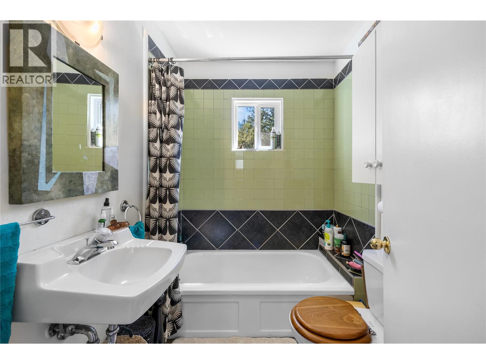 16281 3a Highway, Crawford Bay, British Columbia  V0B 1E0 - Photo 18 - 10384100