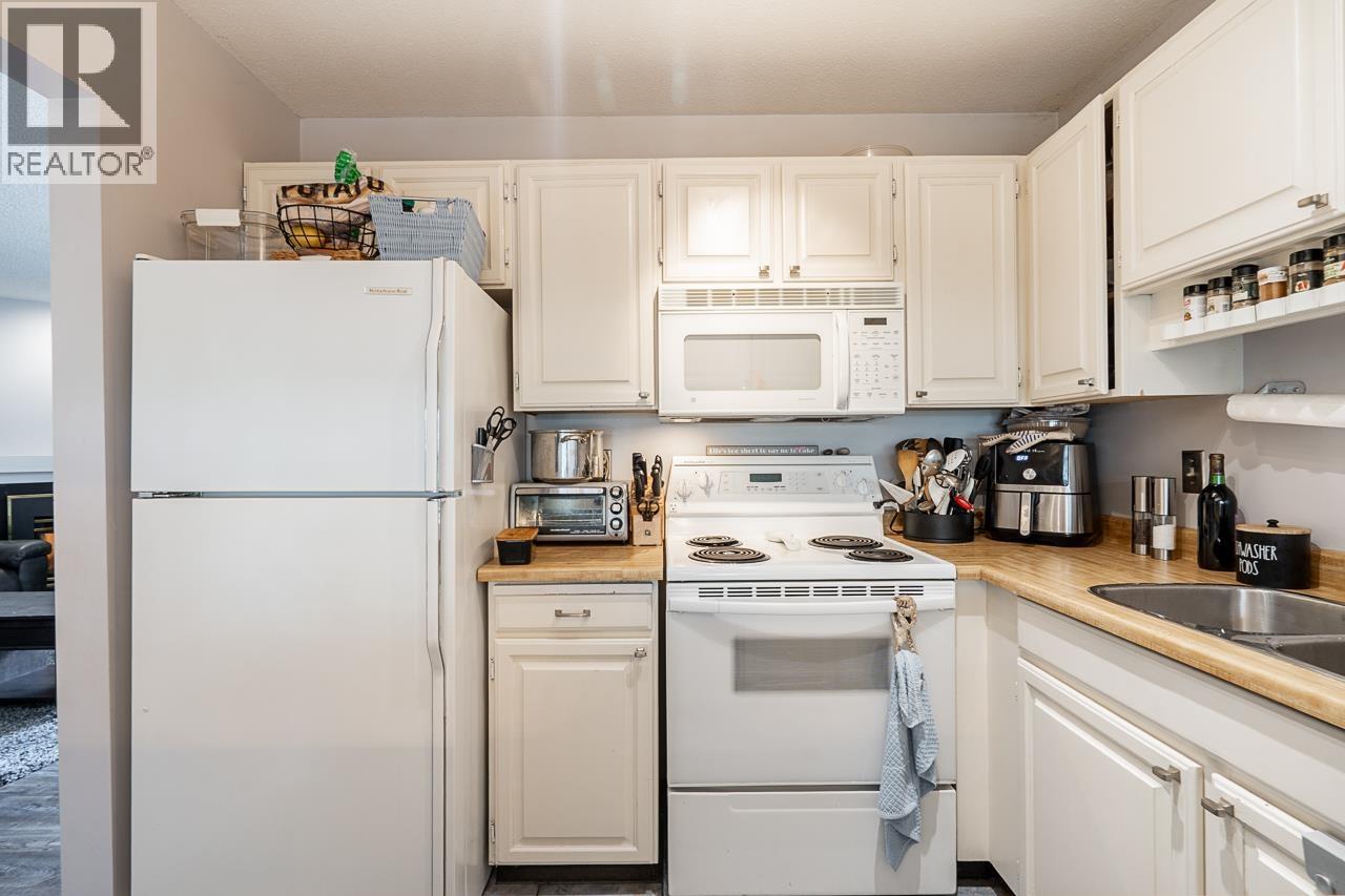 9963 Millburn Court, Burnaby, British Columbia  V3N 4M8 - Photo 9 - R3113567