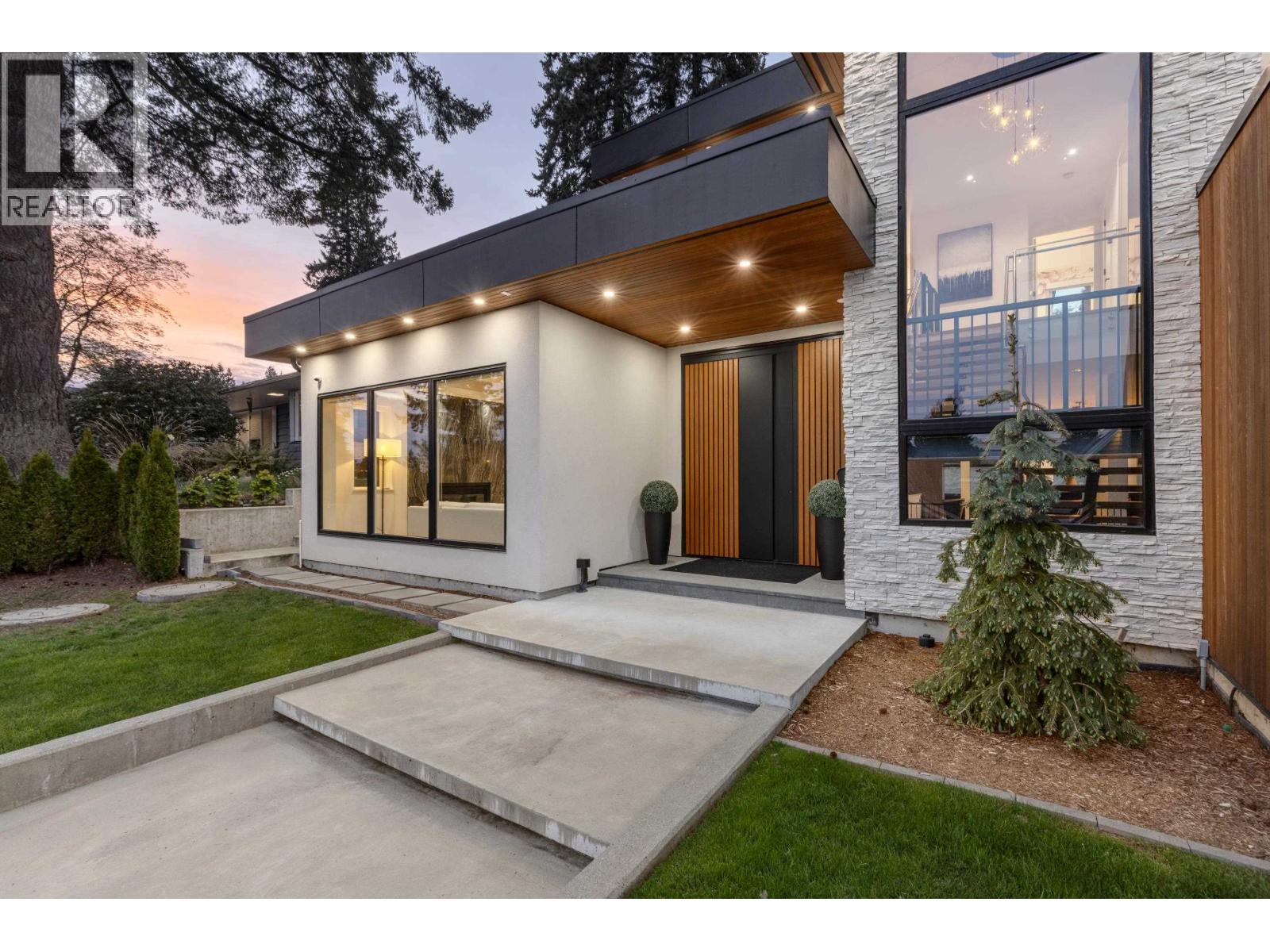 976 Melbourne Avenue, North Vancouver, British Columbia  V7R 1N9 - Photo 2 - R3113565