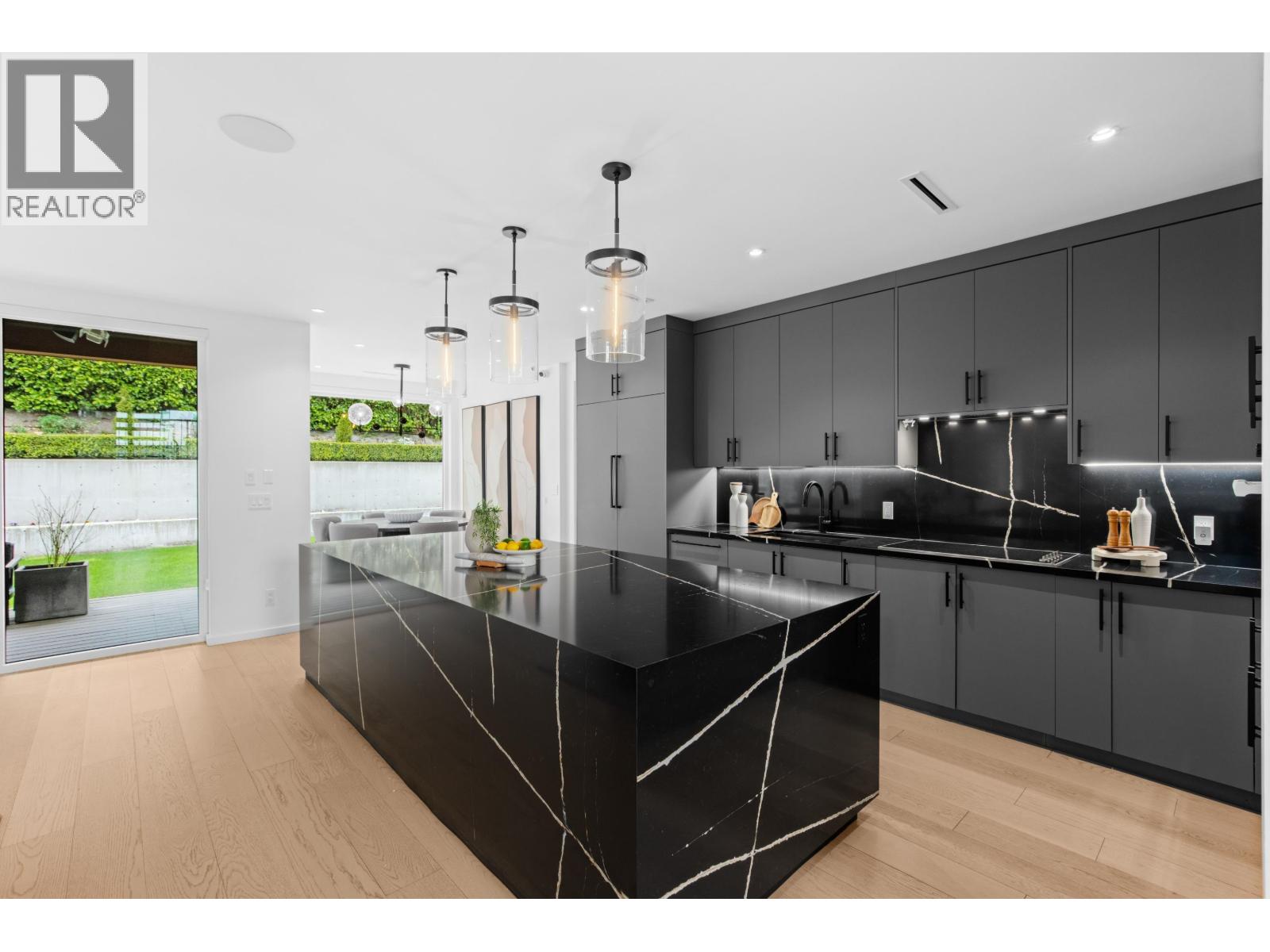 976 Melbourne Avenue, North Vancouver, British Columbia  V7R 1N9 - Photo 8 - R3113565