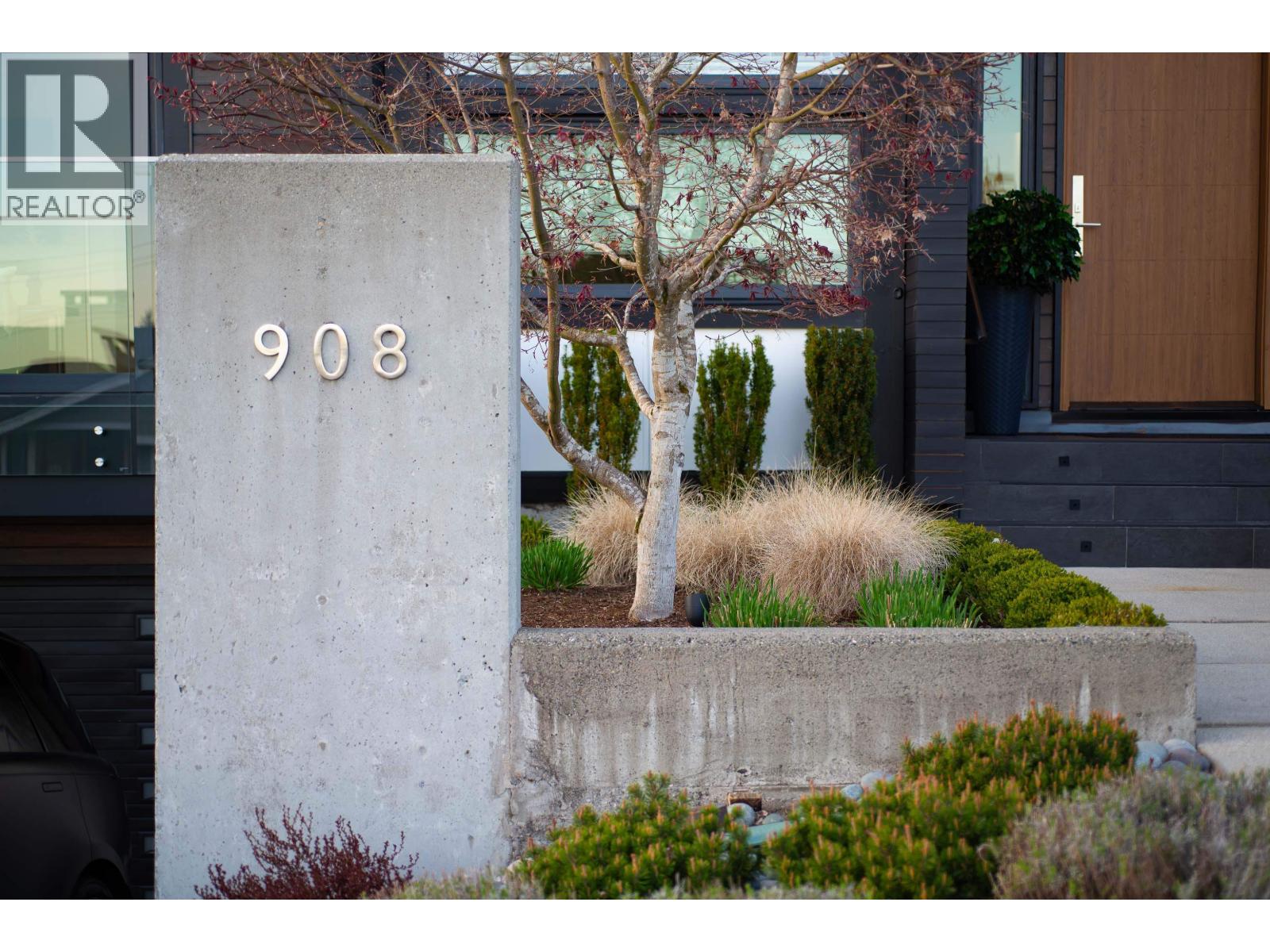 908 Beaconsfield Road, North Vancouver, British Columbia  V7R 1S8 - Photo 2 - R3113624