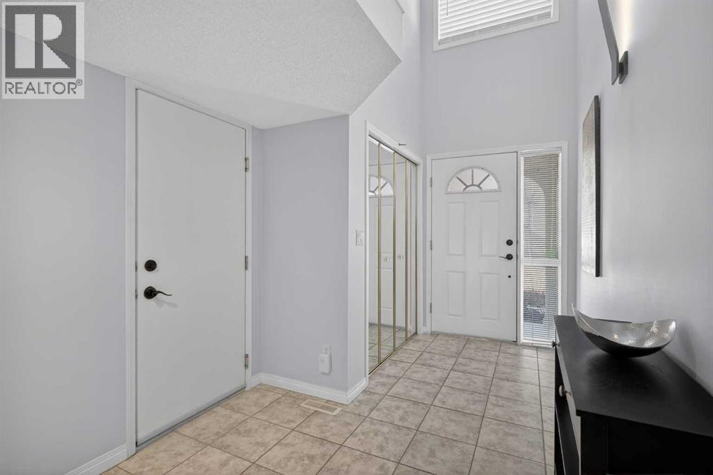 156 Sunlake Gardens Se, Calgary, Alberta  T2X 3G4 - Photo 3 - A2300206