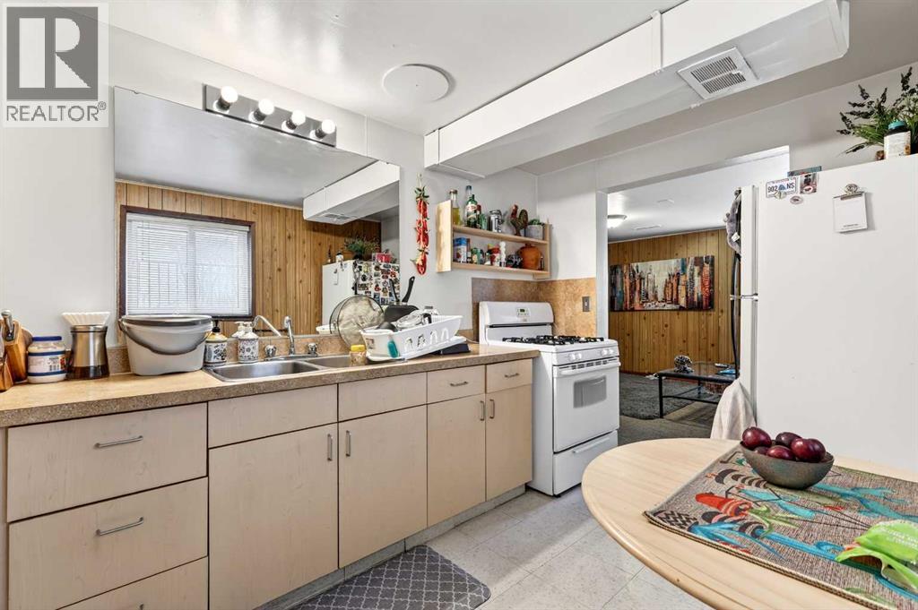 8715 36 Avenue NW, Calgary, Alberta  T3B 1W2 - Photo 38 - A2301311