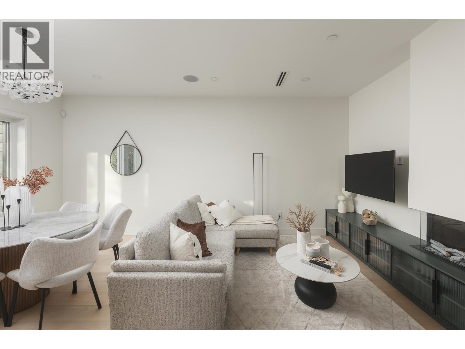 2 8508 East Boulevard, Vancouver, British Columbia  V6P 5E6 - Photo 1 - R3113504