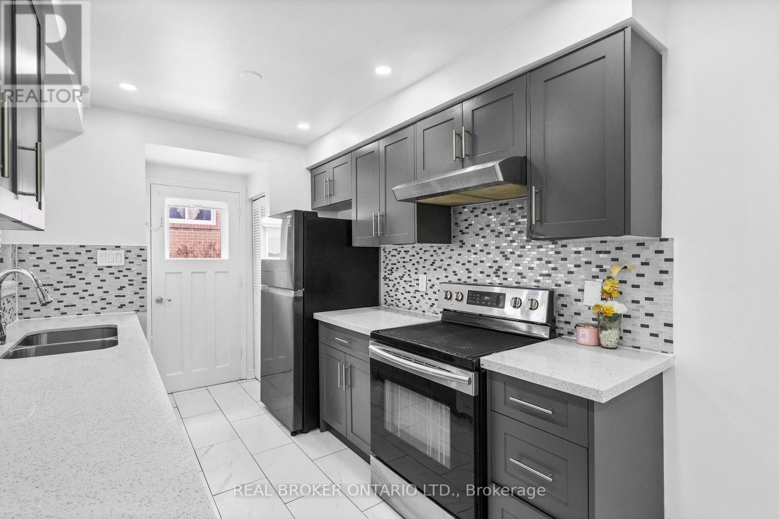 11 Cathcart Crescent, Brampton, Ontario  L6T 2A4 - Photo 2 - W13022296