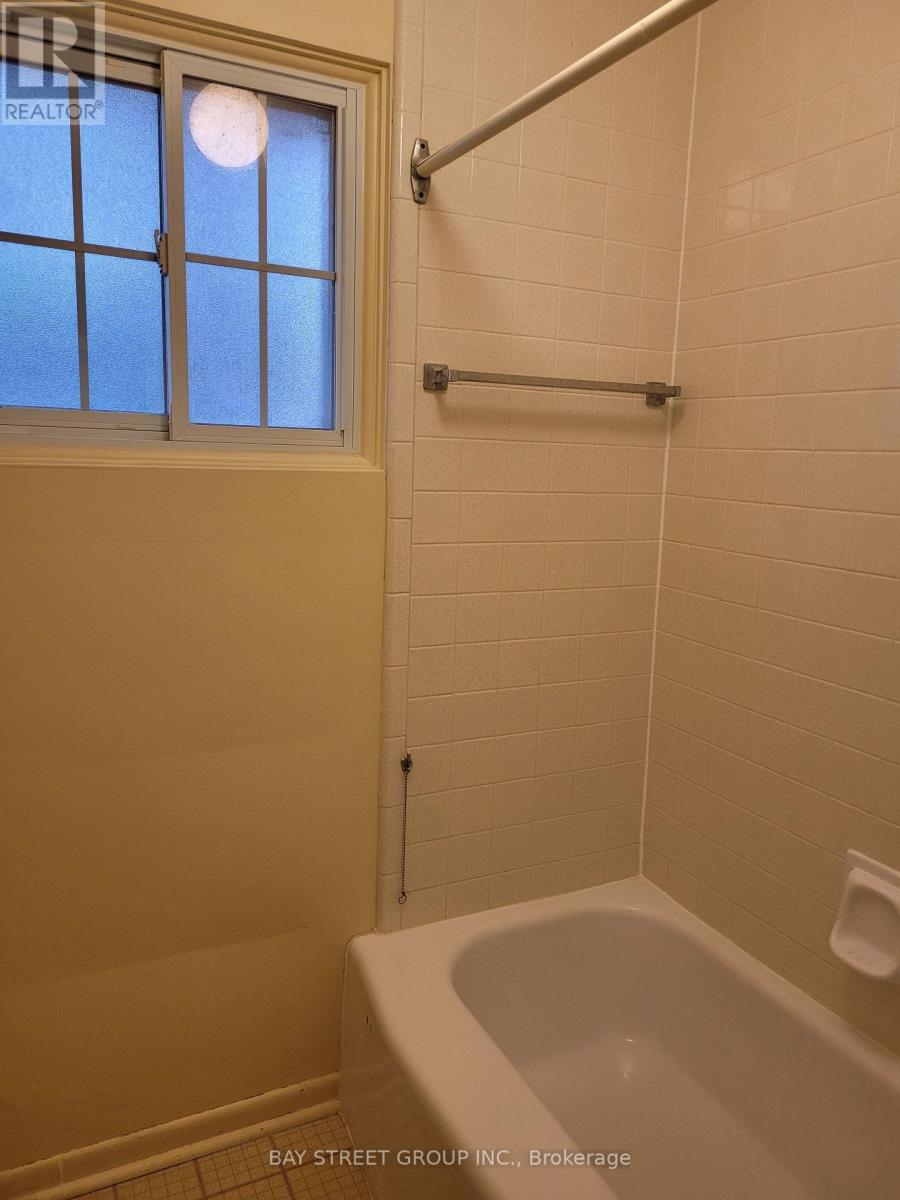 Main Floor - 3 Sheldonbury Crescent, Toronto, Ontario  M1W 1K8 - Photo 5 - E12987836