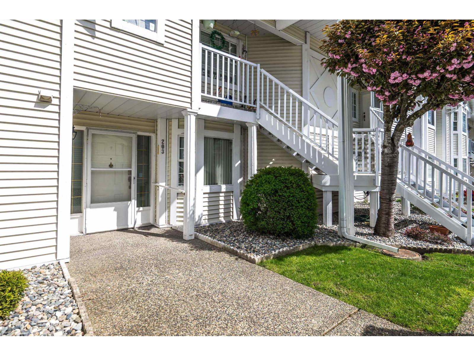 203 9109 154 Street, Surrey, British Columbia  V3R 9G8 - Photo 5 - R3113063