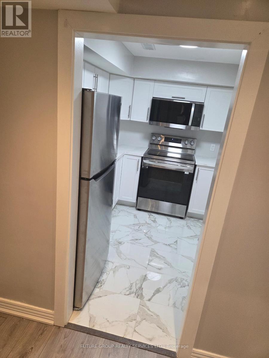 22 Rich Crescent, Whitby, Ontario  L1P 1V8 - Photo 4 - E13022378