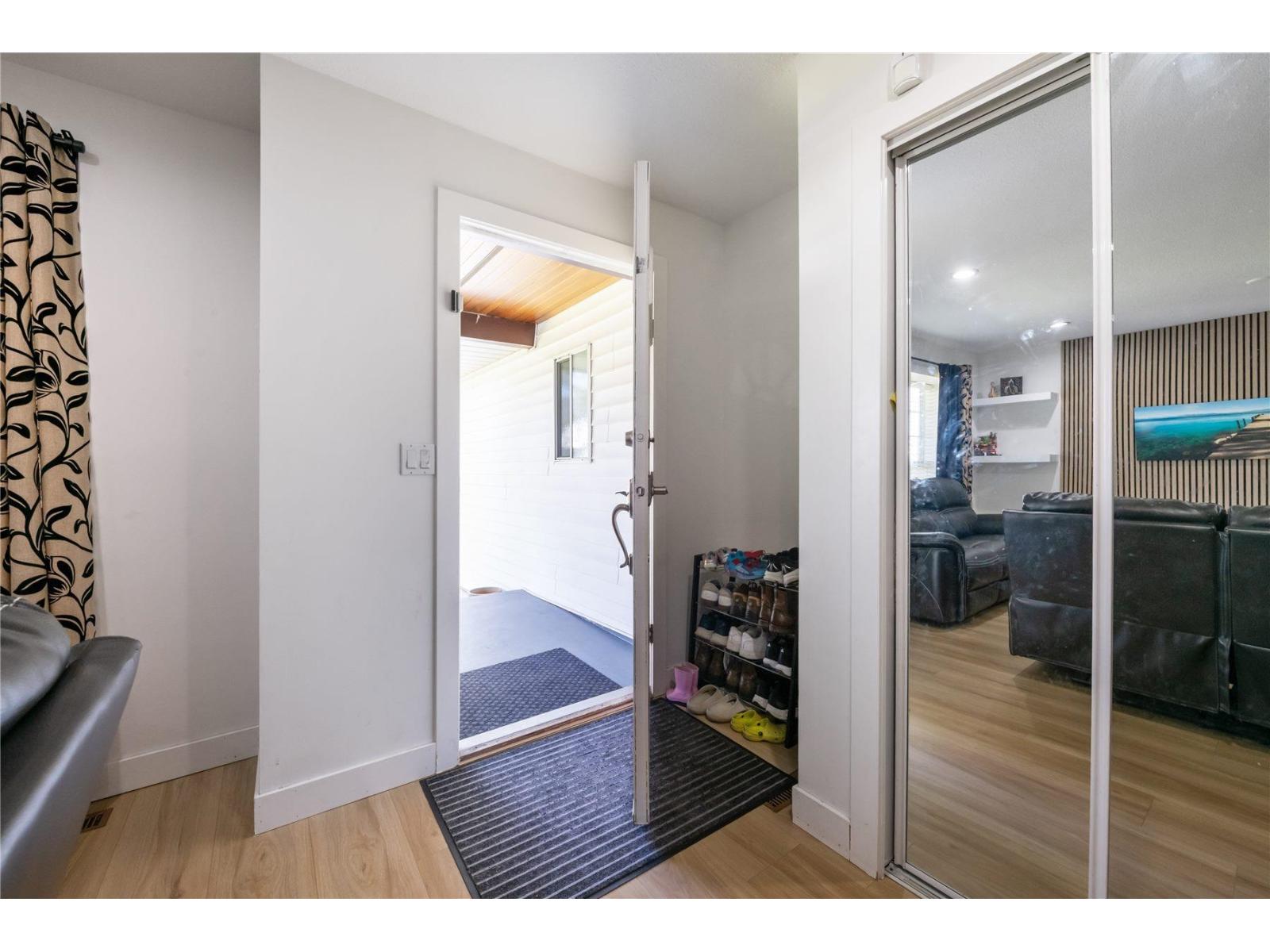 16954 60 Avenue, Surrey, British Columbia  V3S 1T2 - Photo 3 - R3113478