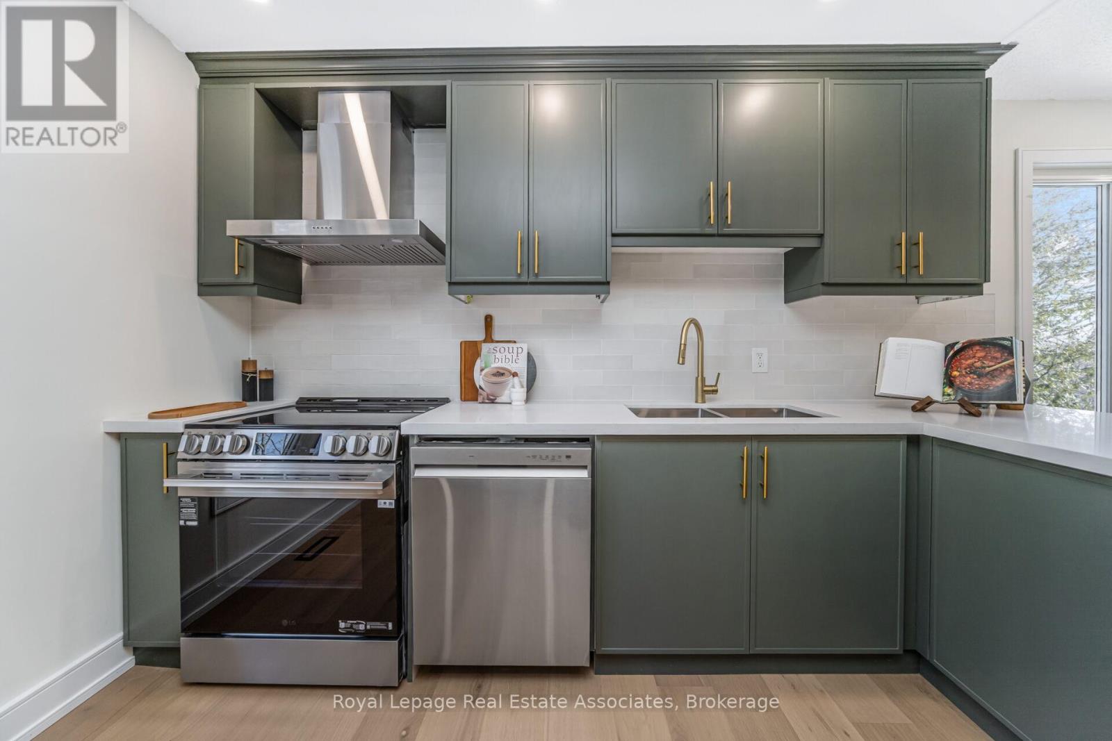 471 Valhalla Court, Oakville, Ontario  L6L 5M5 - Photo 15 - W13022450