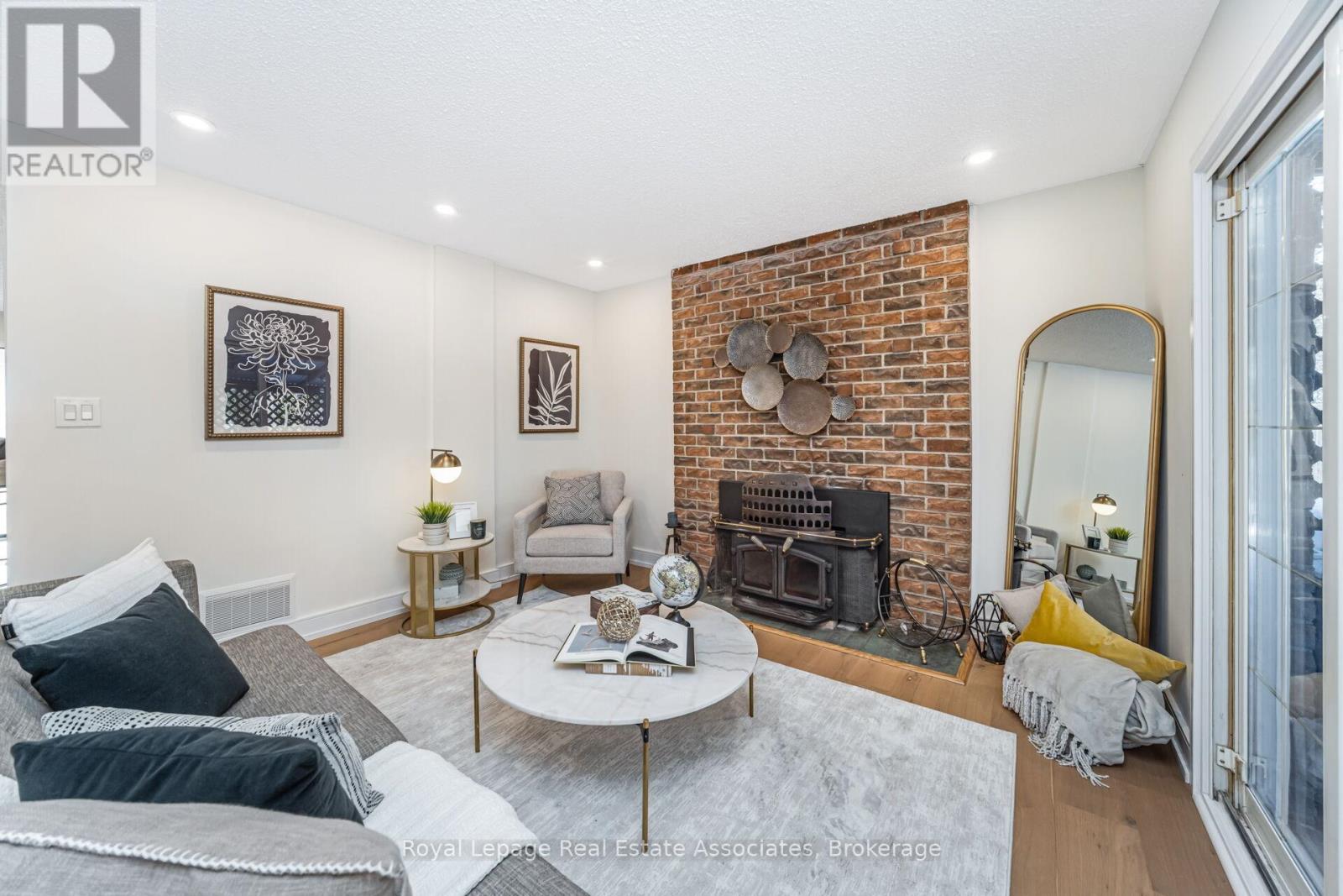 471 Valhalla Court, Oakville, Ontario  L6L 5M5 - Photo 4 - W13022450