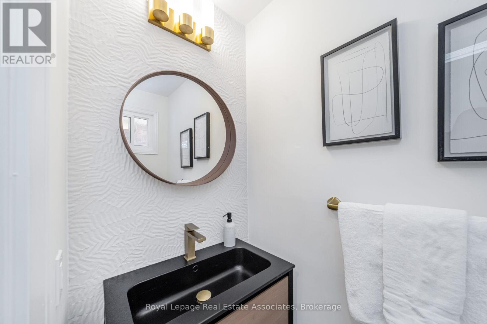 471 Valhalla Court, Oakville, Ontario  L6L 5M5 - Photo 8 - W13022450