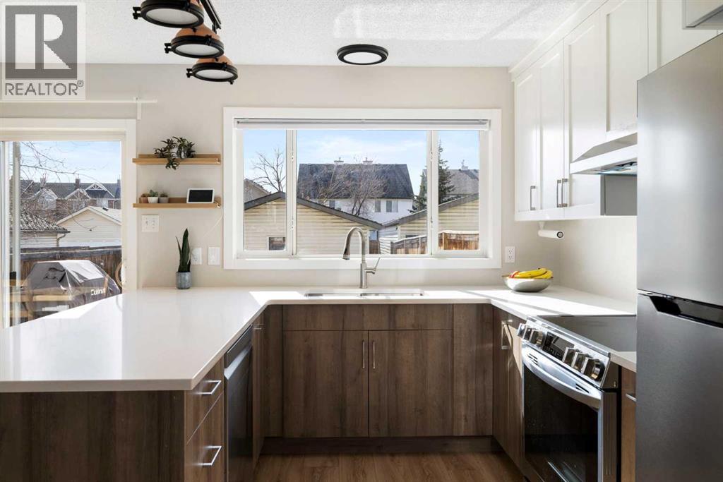 9 Elgin Mews SE, Calgary, Alberta  T2Z 4J9 - Photo 11 - A2294539