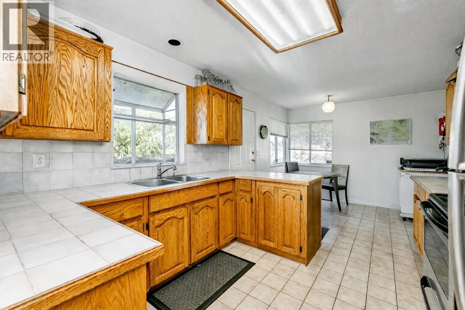 5220 Sunningdale Road, Burnaby, British Columbia  V5B 1M5 - Photo 11 - R3113248