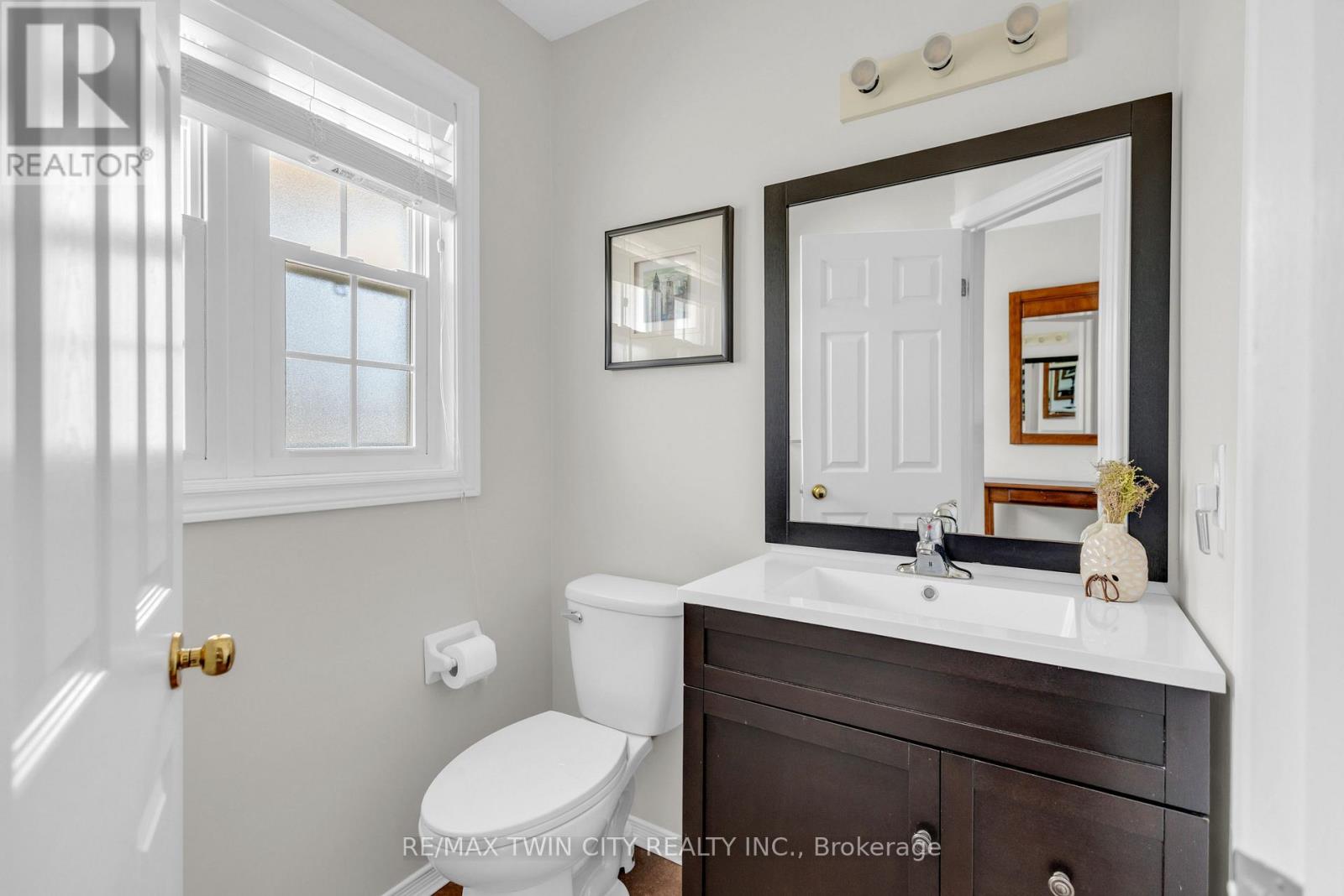 22 Dahlia Street, Kitchener, Ontario  N2E 4A9 - Photo 5 - X13022444