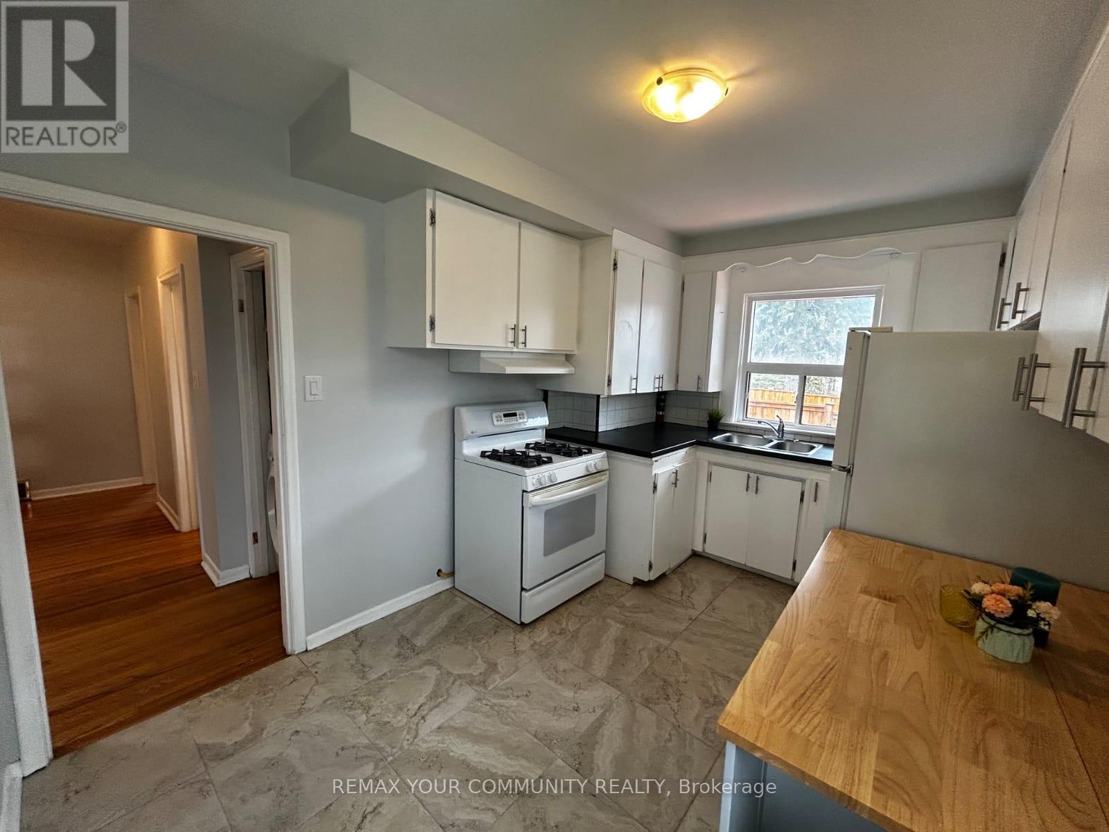 72 Lloyd Manor Road, Toronto, Ontario  M9B 5J3 - Photo 4 - W12870776