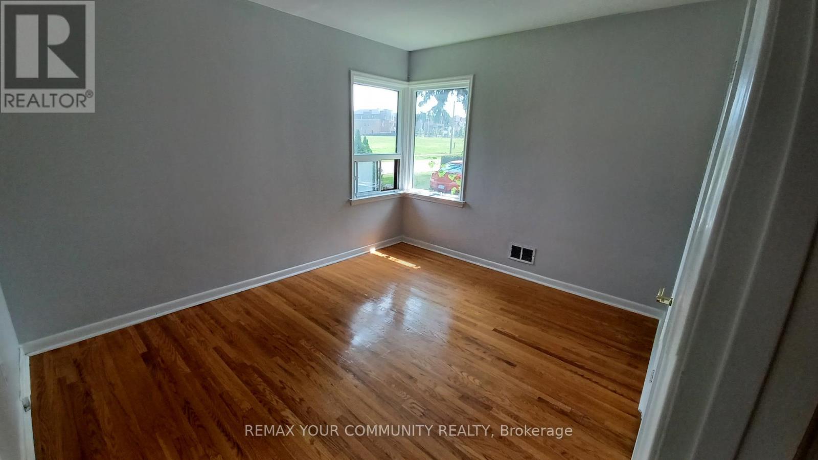 72 Lloyd Manor Road, Toronto, Ontario  M9B 5J3 - Photo 15 - W12870776