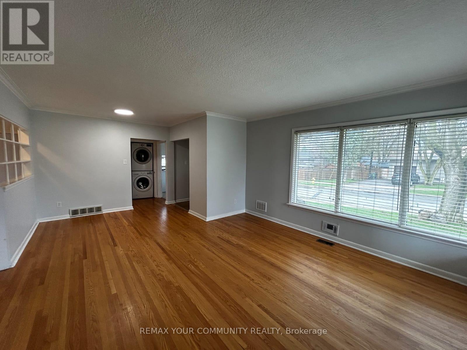 72 Lloyd Manor Road, Toronto, Ontario  M9B 5J3 - Photo 8 - W12870776