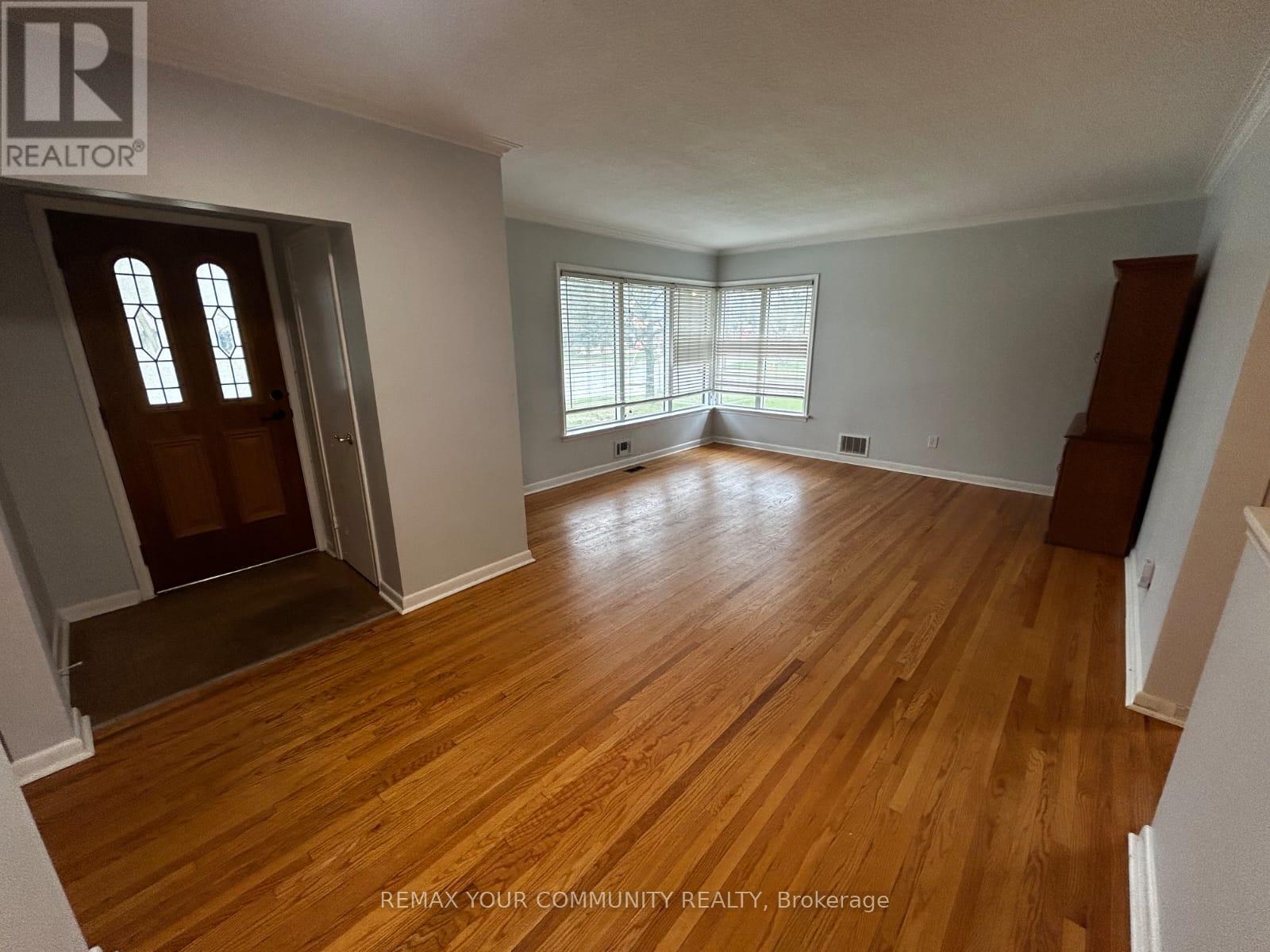 72 Lloyd Manor Road, Toronto, Ontario  M9B 5J3 - Photo 7 - W12870776