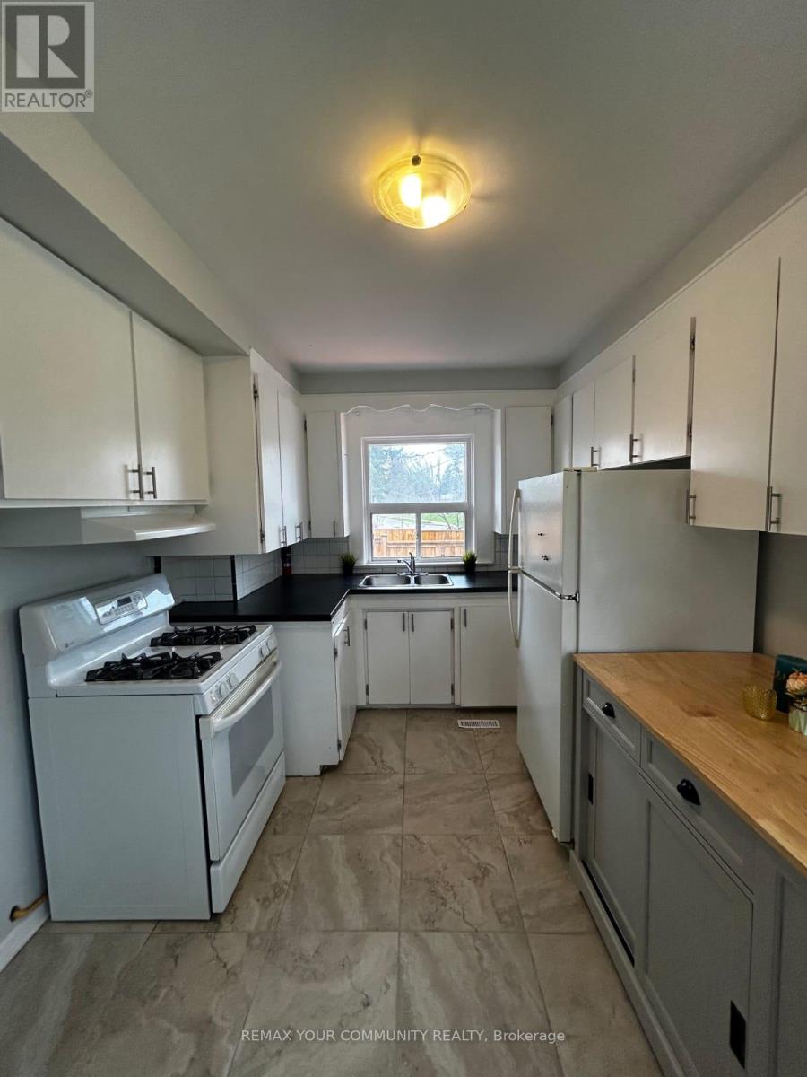 72 Lloyd Manor Road, Toronto, Ontario  M9B 5J3 - Photo 5 - W12870776