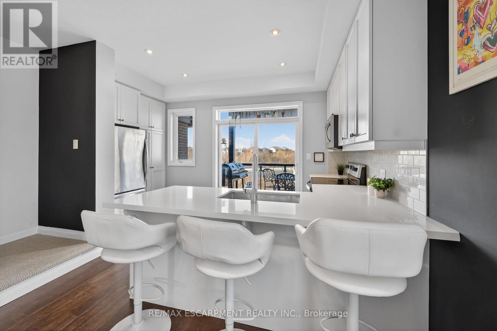 33 - 35 Midhurst Heights, Hamilton, Ontario  L8J 0K9 - Photo 2 - X12875590