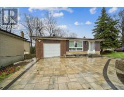 MAIN FLOOR & UPPER FLOOR - 16 FLAVIAN CRESCENT, Toronto, Ontario