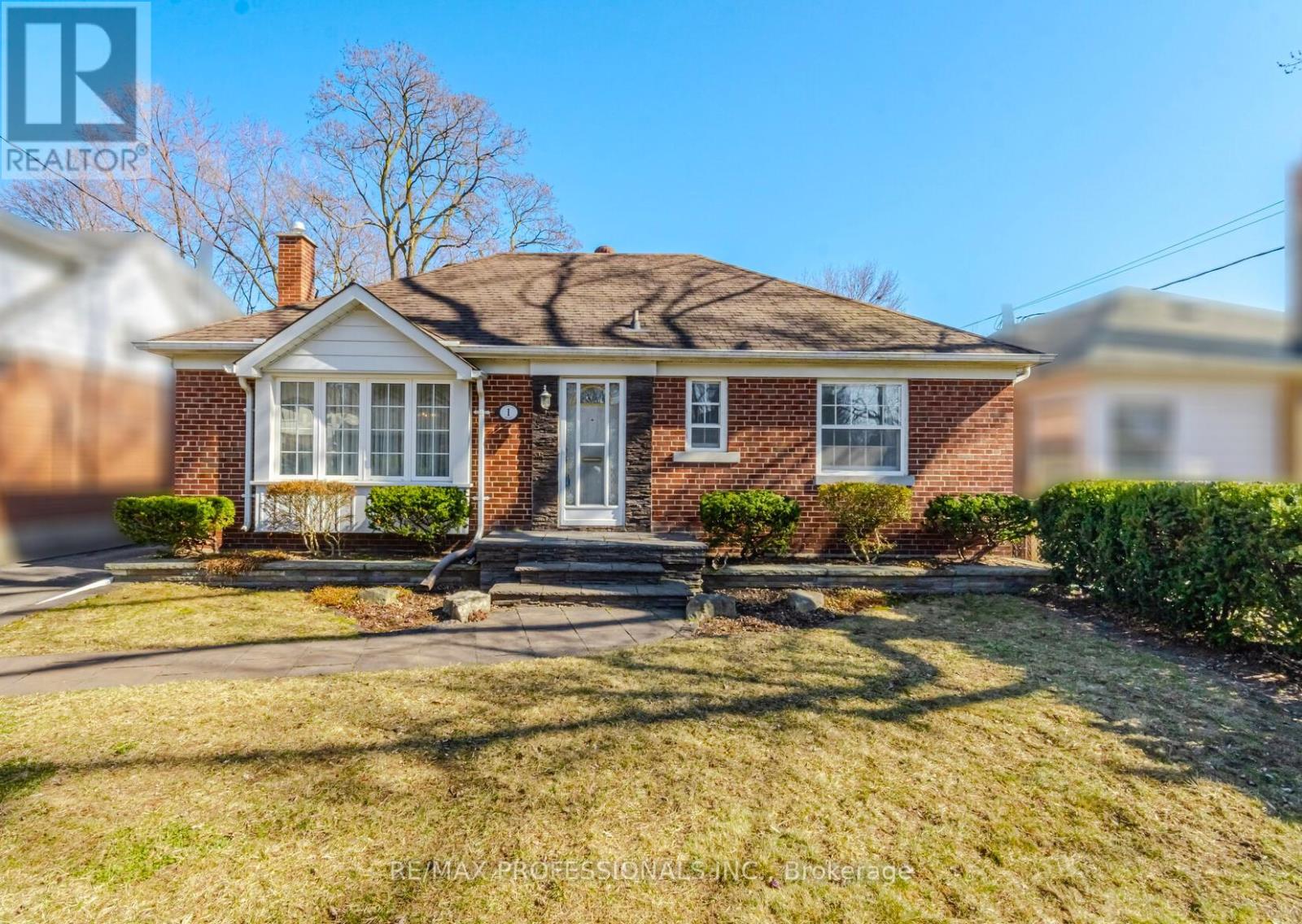 1 Loyalist Road, Toronto, Ontario  M9A 3P2 - Photo 2 - W12944794