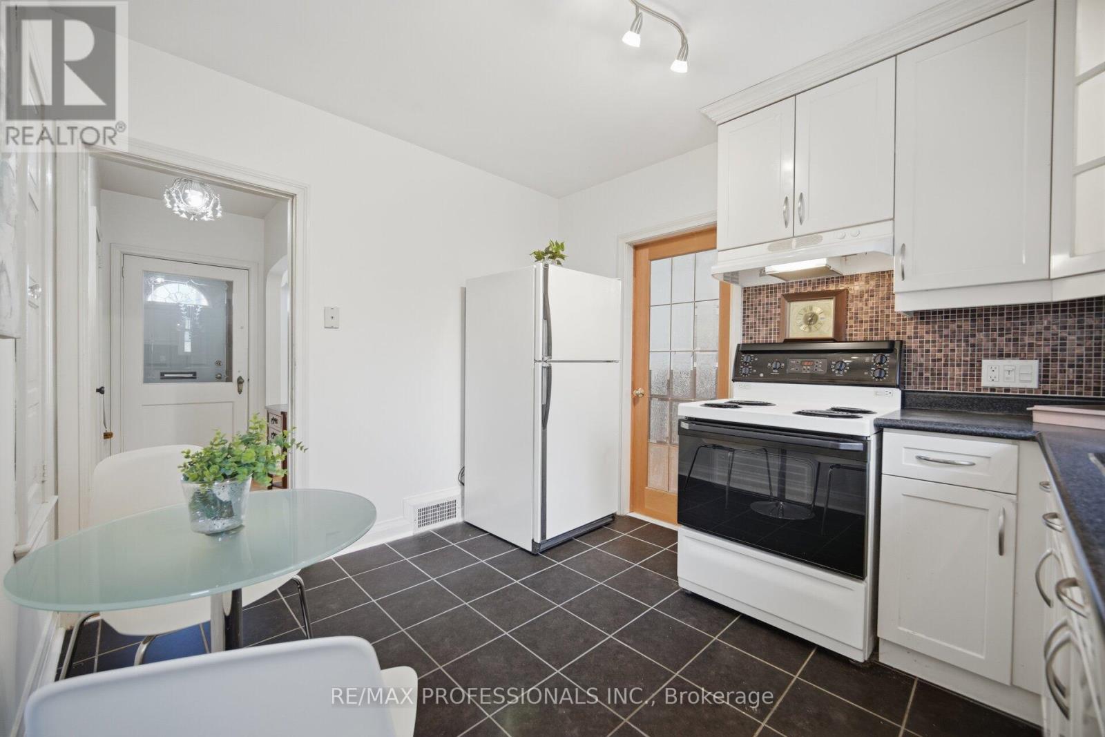 1 Loyalist Road, Toronto, Ontario  M9A 3P2 - Photo 13 - W12944794