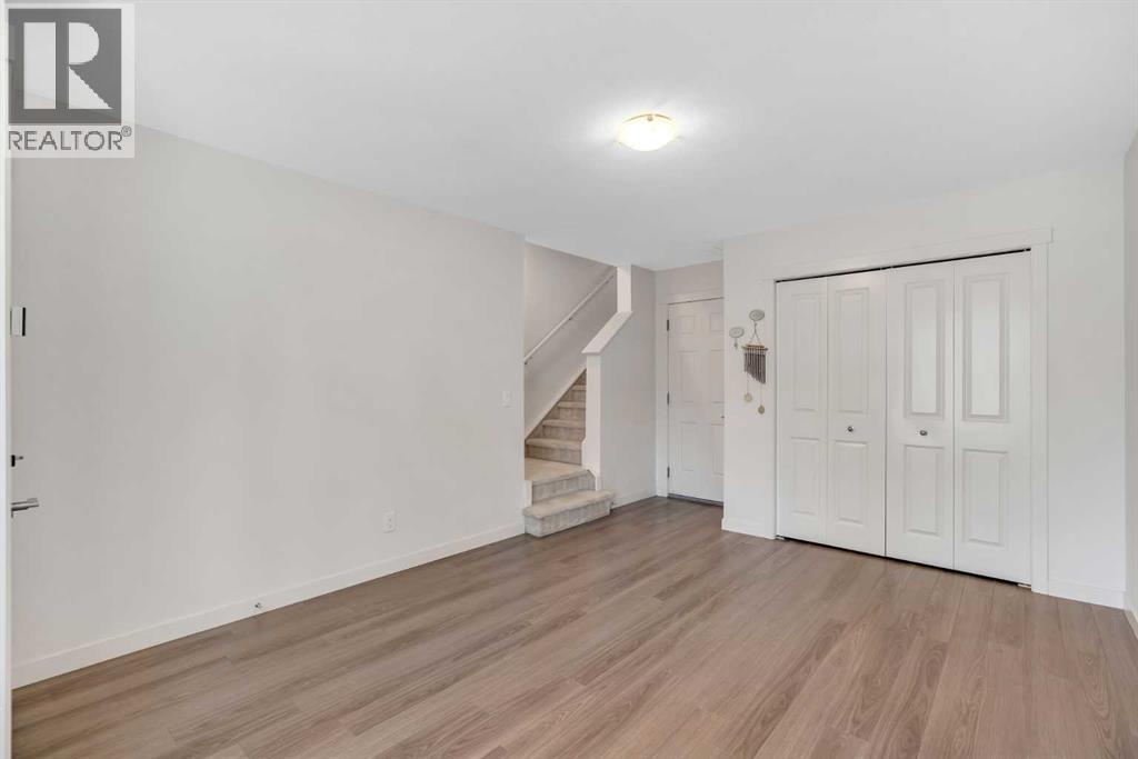 958 Sherwood Boulevard NW, Calgary, Alberta  T3R 0V3 - Photo 5 - A2301404