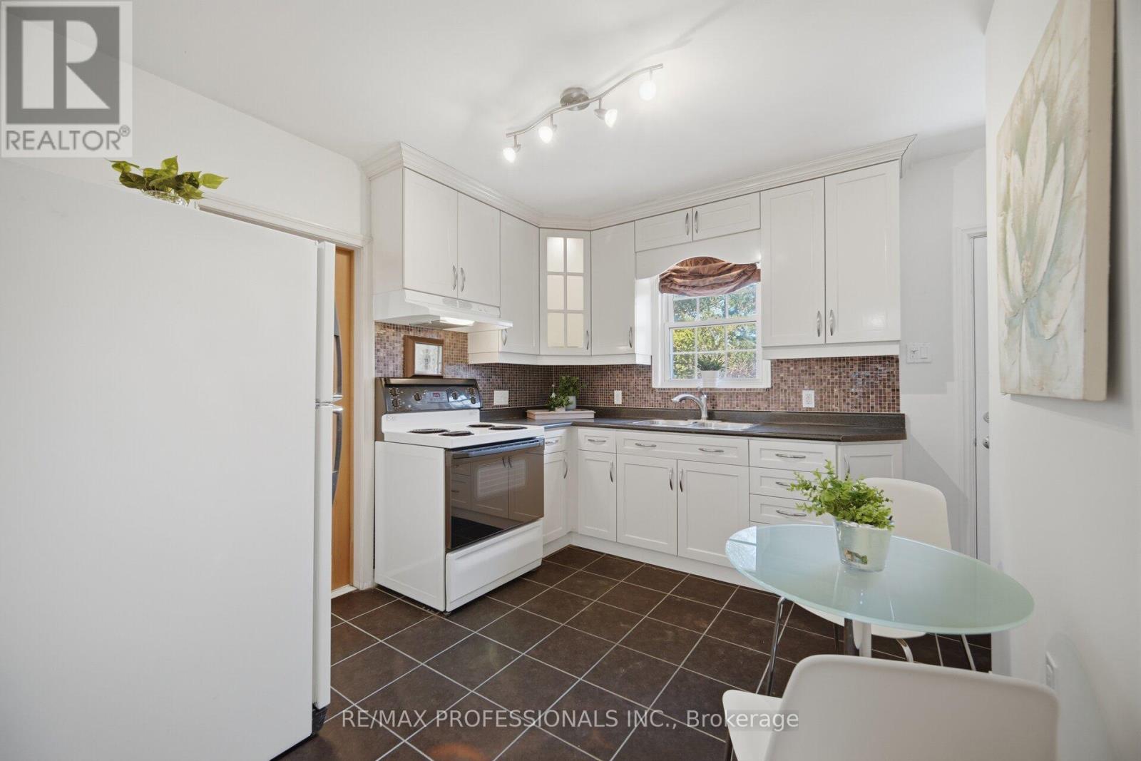 1 Loyalist Road, Toronto, Ontario  M9A 3P2 - Photo 10 - W12944794