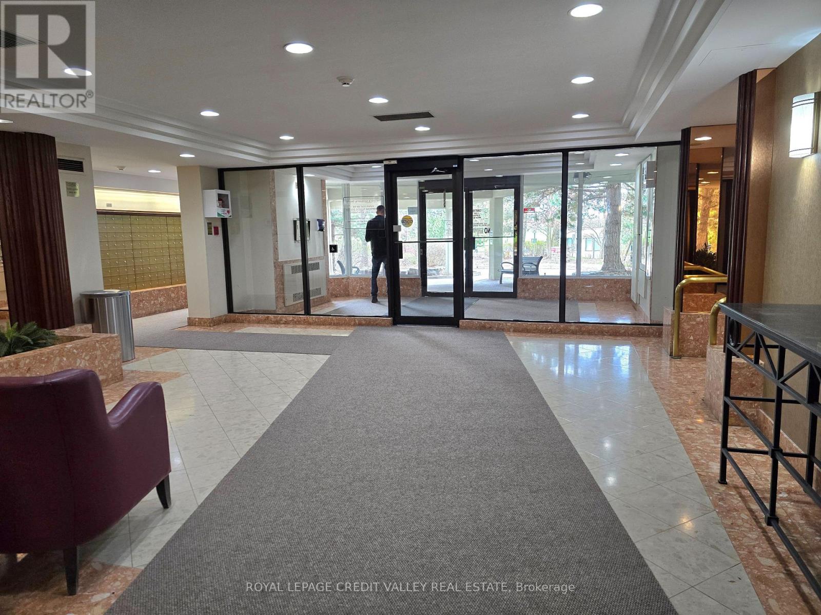 2101 - 24 Hanover Road, Brampton, Ontario  L6S 5K8 - Photo 2 - W13020044