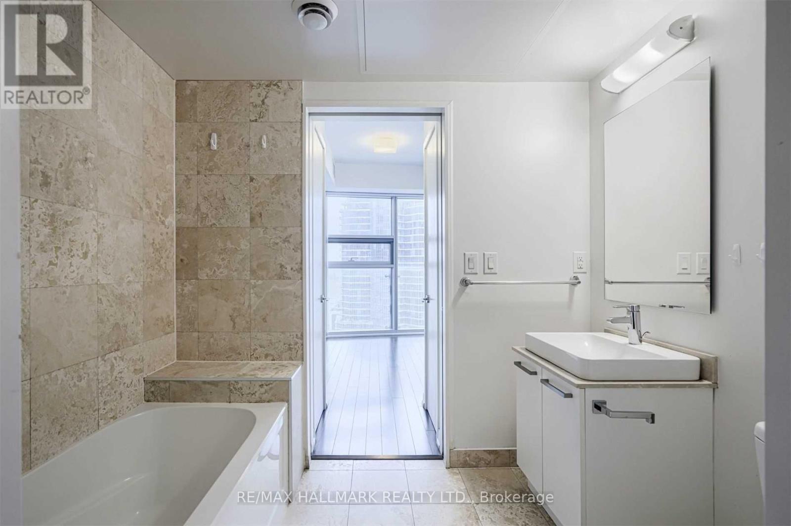 2303 - 12 York Street, Toronto, Ontario  M5J 0A9 - Photo 13 - C13022584